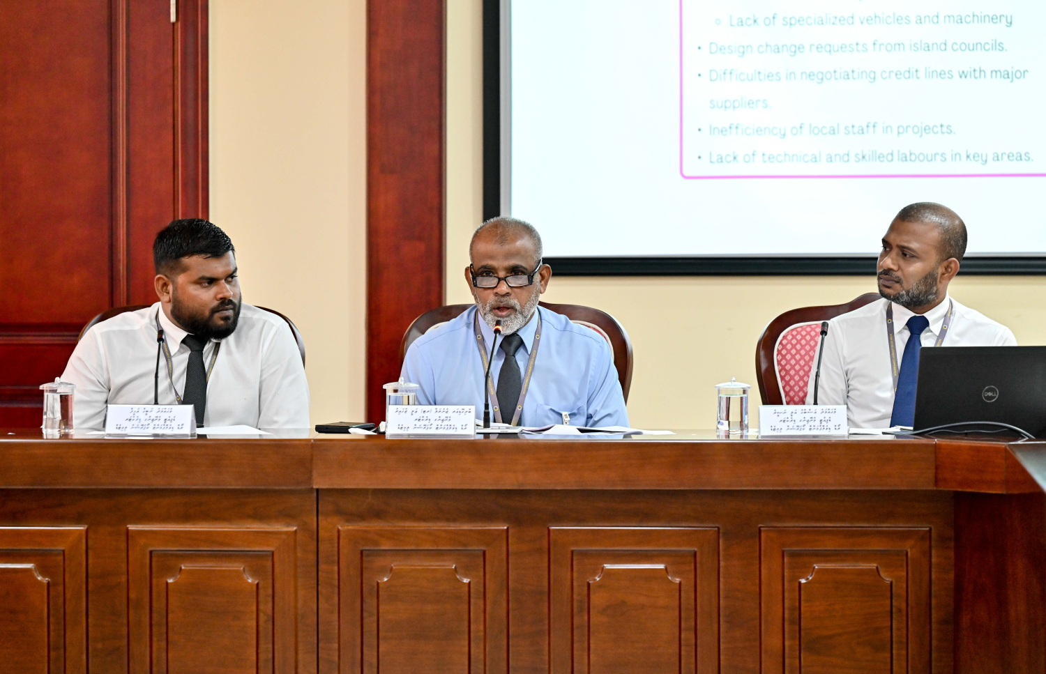 އާރްޑީސީގެ މެނޭޖިން ޑިރެކްޓަރު ޒުހައިރާއި އިސްވެރިން ކޮމެޓީގައި --- މިހާރު ފޮޓޯ/ނިޝާން އަލީ