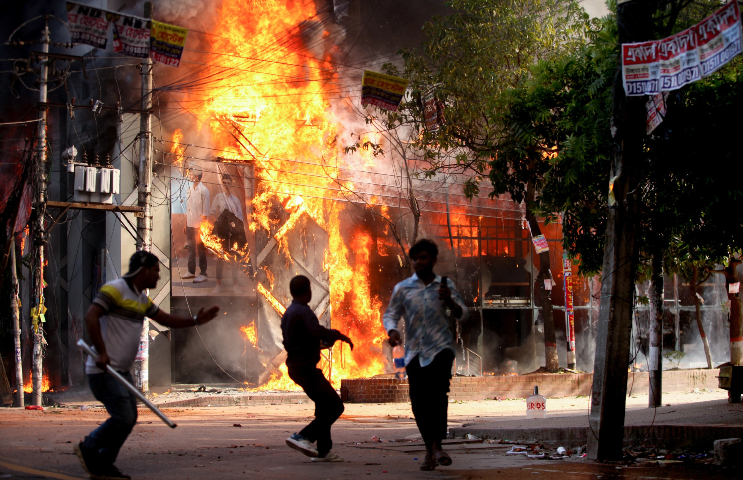 ބަންގްލާދޭޝްގައި އިއްޔެ ކުރި މުޒާހަރާގައި އިމާރާތެއްގައި ހުޅުޖަހާފައި. -- ފޮޓޯ: އޭއެފްޕީ