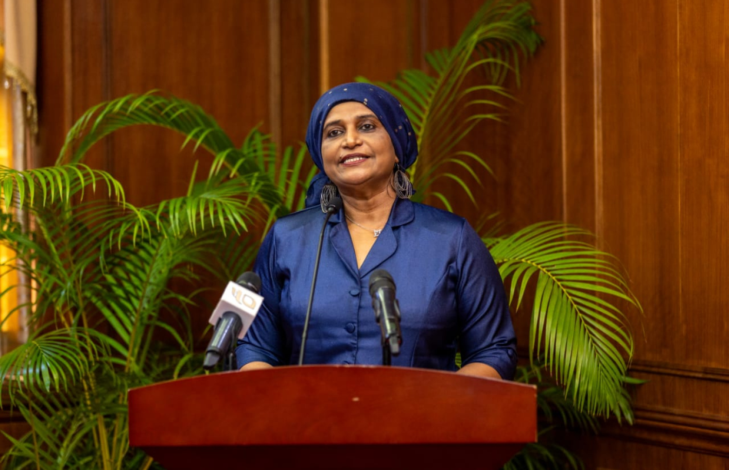 ކަރަންޓު ބޭނުންކުރާ މިންވަރާ ގުޅޭ ދިރާސާއެއް ހެދުމަށް އެއްބަސްވުމުގައި ސޮއި ކުރުމަށް ބޭއްވި ރަސްމިއްޔާތުގައި އެމްއެންޔޫގެ ވައިސް ޗާންސެލާ ޑރ. އައިޝަތު ޝެހެނާޒް އާދަމް ވާހަކަ ދައްކްވަނީ.-- ފޮޓޯ: ސްޓެލްކޯ
