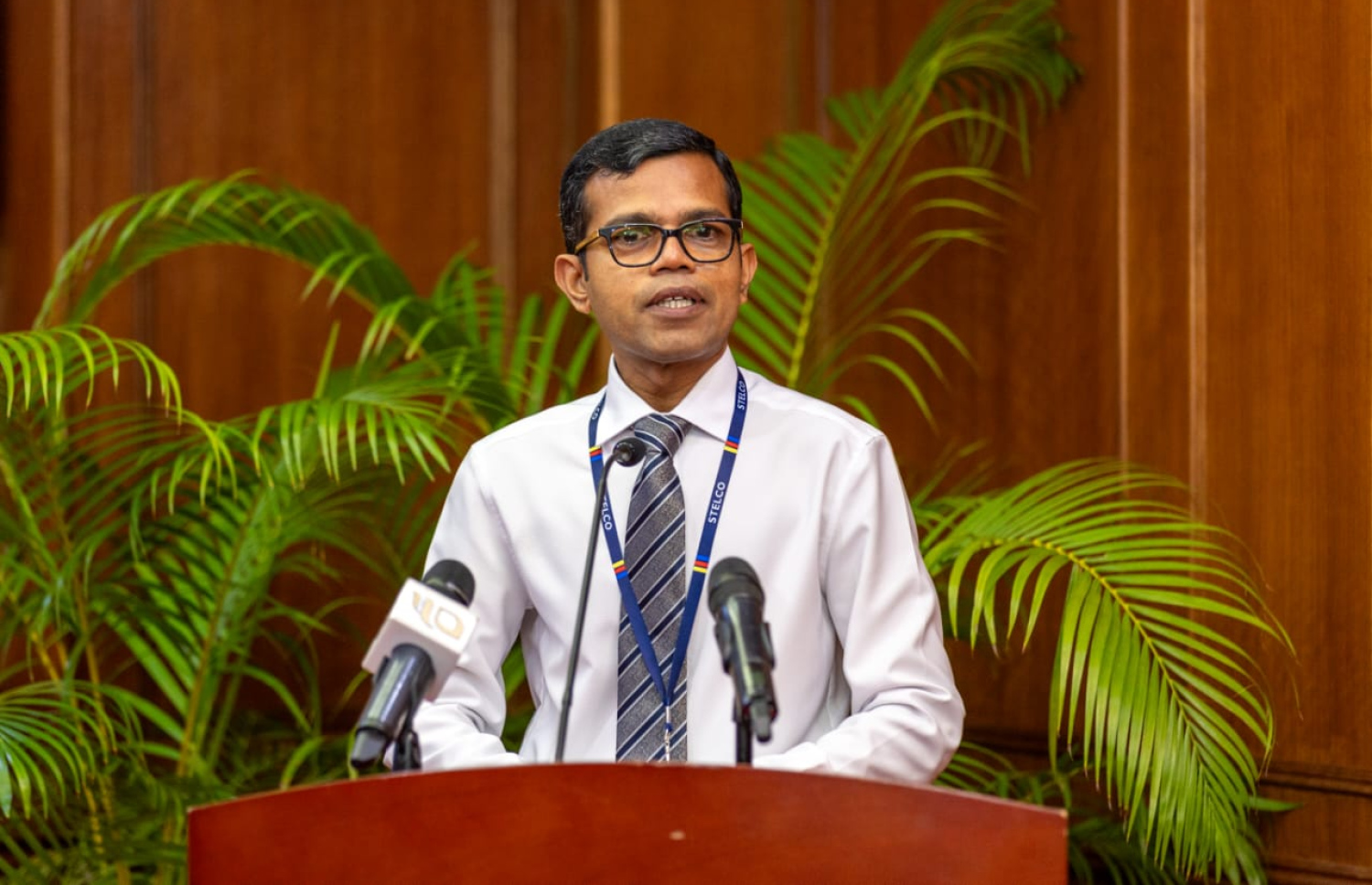ކަރަންޓު ބޭނުންކުރާ މިންވަރާ ގުޅޭ ދިރާސާއެއް ހެދުމަށް އެއްބަސްވުމެއްގައި މެނޭޖިންގް ޑިރެކްޓަރު ހުސެއިން ފަހުމީ ވާހަކަ ދައްކަވަނީ.-- ފޮޓޯ: ސްޓެލްކޯ