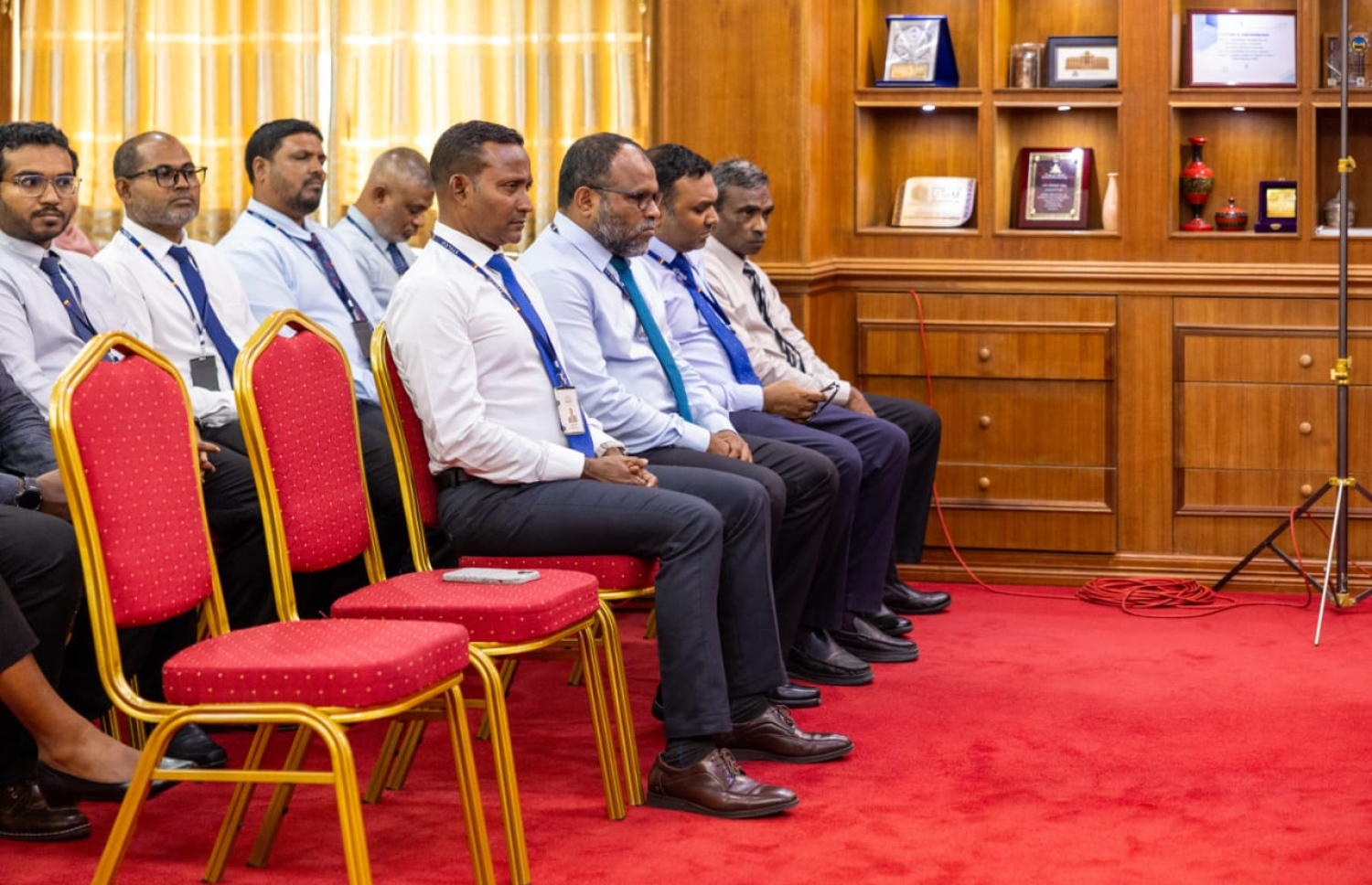 ކަރަންޓު ބޭނުންކުރާ މިންވަރާ ގުޅޭ ދިރާސާއެއް ހެދުމަށް އެއްބަސްވުމުގައި އޮި ކުރުމަށް އެ ދެ އިދާރާގެ ބޭފުޅުން ބައިވެރިވަނީ.--- ފޮޓޯ: ސްޓެލްކޯ