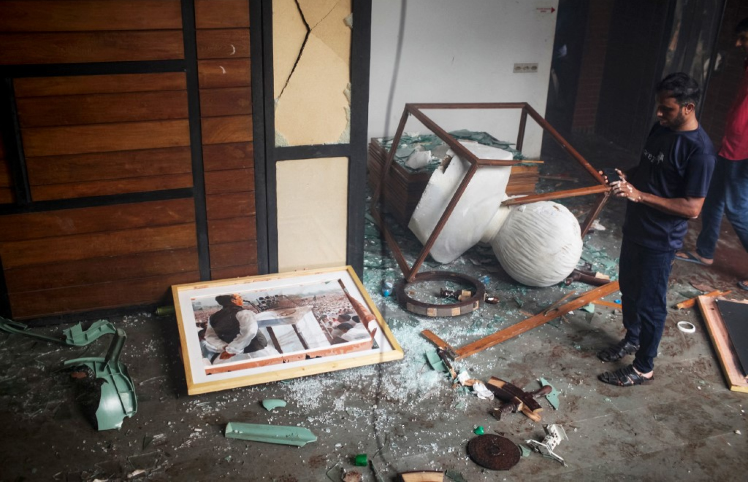 ބަންގްލާދޭޝްގައި ސަރުކާރާ ދެކޮޅަށް މުޒާހަރާކުރި މީހުން ބޮޑުވަޒީރުގެ ރަސްމީ ގެކޮޅަށް ވަދެ ގެއްލުން ދީފައި. -- ފޮޓޯ: އޭއެފްޕީ