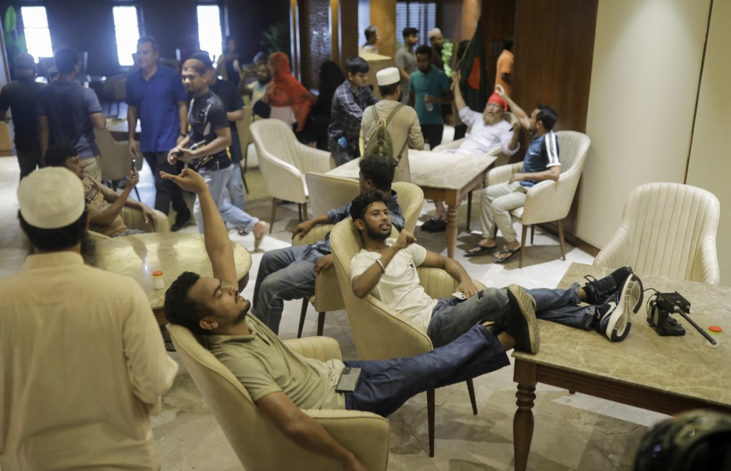 ބަންގްލާދޭޝްގައި ސަރުކާރާ ދެކޮޅަށް މުޒާހަރާކުރި މީހުން ބޮޑުވަޒީރުގެ ރަސްމީ ގެކޮޅަށް ވަދެ ގޮނޑިތަކުގައި ހަމަޖެހިލައިގެން. -- ފޮޓޯ: އޭއެފްޕީ