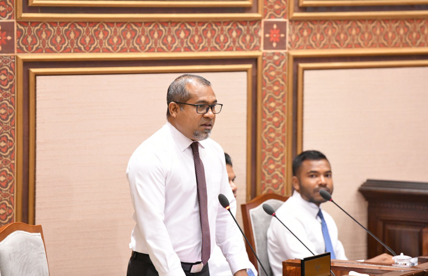 ހެލްތު މިނިސްޓަރު ޑރ. އަބްދުﷲ ހަލީލް ރައްޔިތުންގެ މަޖިލީހަށް ހާޒިރުކުރައްވައި ސުވާލުކުރައްވަނީ.