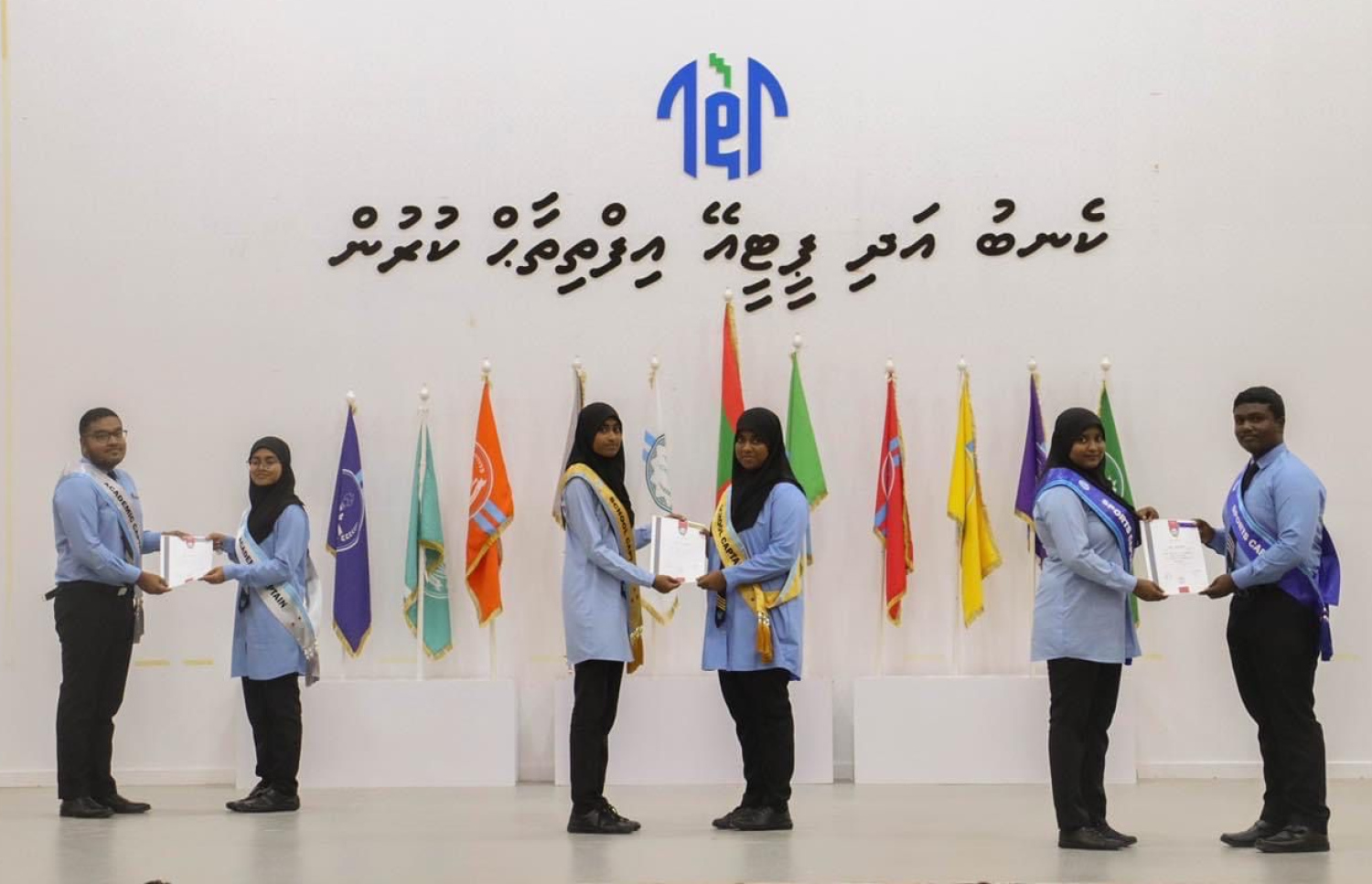 ނިލަންދޫ ސްކޫލުގައި ކުރިން މަގާމުތަކުގައި ތިބި ދަރިވަރުން، އަލަށް ހޮވުނު ދަރިވަރުންނާ މަގާމު ހަވާލުކުރަނީ.--