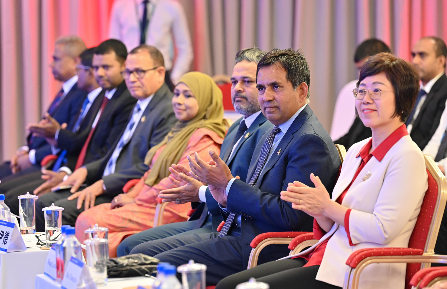 މިނިސްޓަރު ސައީދާއި ކެބިނެޓުގެ ބައެއް ވަޒީރުން މިއަދުގެ ކޮންފަރެންސްގައި ބައިވެރިވެވަޑައިގަންނަވަނީ. -- ފޮޓޯ: ނިޝާން އަލީ / މިހާރު