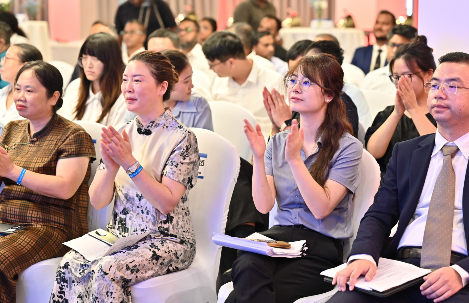 ރާއްޖެ އާއި ޗައިނާއާ ދެމެދު ބޭއްވި ކޮންފަރެންސްގެ ބައިވެރިން. -- ފޮޓޯ: ނިޝާން އަލީ | މިހާރު