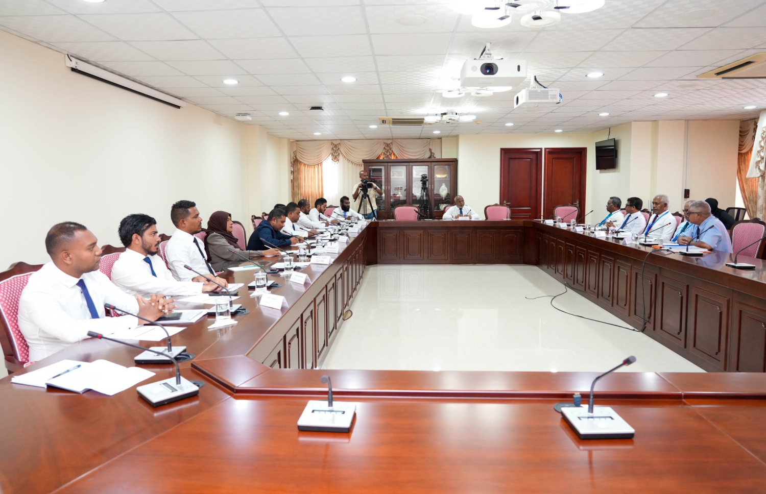 މަޖިލީހުގެ ލާމަރުކަޒީ ކޮމިޓީގައި މިއަދު ބޭއްވި ބައްދަލުވުމުގައި އެ ކޮމިޓީގެ މެމްބަރުންނާއި ލޯކަލް ގަވަމެންޓް މިނިސްޓްރީގެ އިސްވެރިން ބައިވެރިވެވަޑައިގަންނަވަނީ.-- ފޮޓޯ: މަޖިލިސް