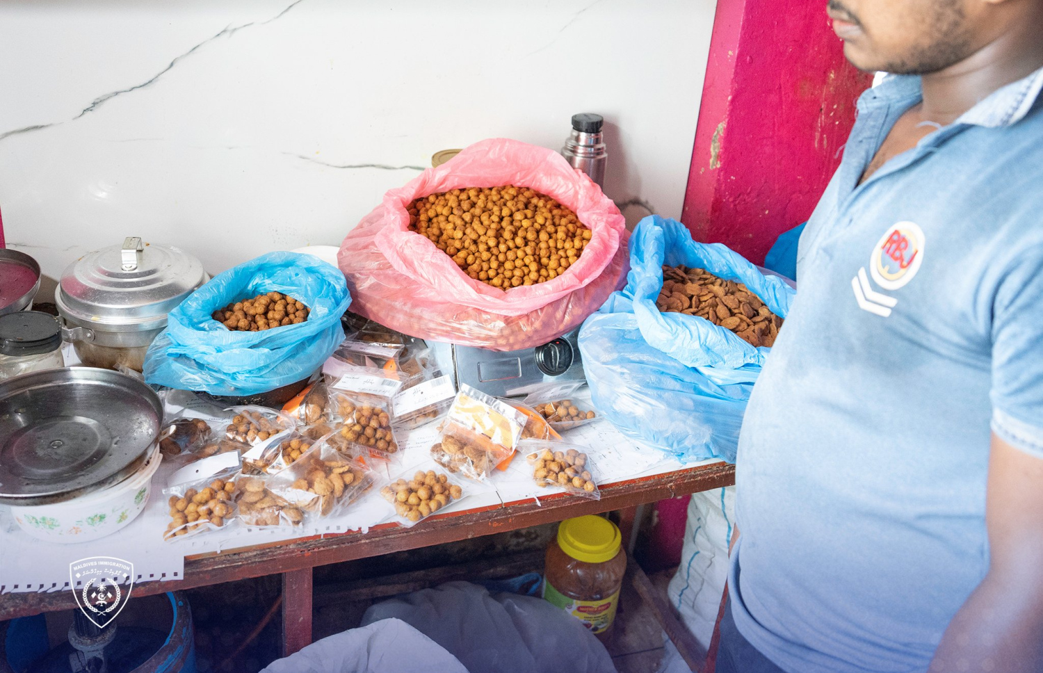 ބިދޭސީން ކާބޯތަކެތި ތައްޔާރުކުރަމުން ދިޔަ ތަނެއް..- ފޮޓޯ: އިމިގްރޭޝަން