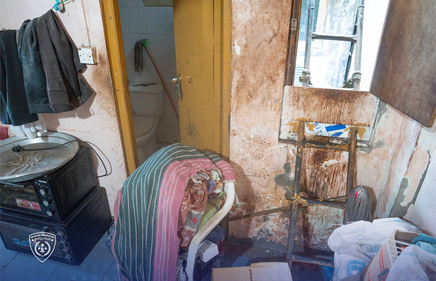 މިއަދު ހައްޔަރުކުރި ބިދޭސީން ކާބޯތަކެތި ތައްޔާރުކުރަމުން ދިޔަ ތަން..-- ފޮޓޯ: އިމިގްރޭޝަން