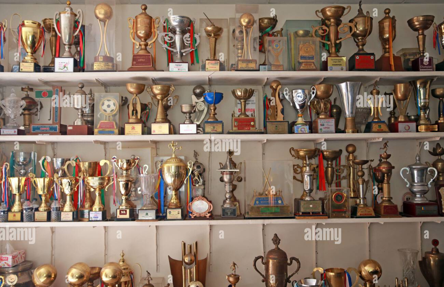 އަބަހާނީ ލިމިޓެޑް ޑާކާގެ ޓްރޮފީ ކެބިނެޓު.