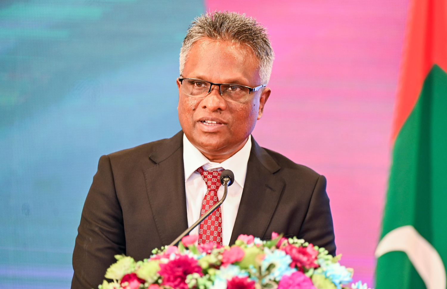 މާލޭ ސިޓީ ކައުންސިލުގެ ތިން މެމްބަރަކު މަގާމުގެ ހުވާކުރުމަށް ބޭއްވި ރަސްމިއްޔާތުގައި މޭޔަރު އާދަމް އާޒިމް ވާހަކަ ދައްކަވަނީ-- ފޮޓޯ: ފަޔާޒު މޫސާ/ މިހާރު