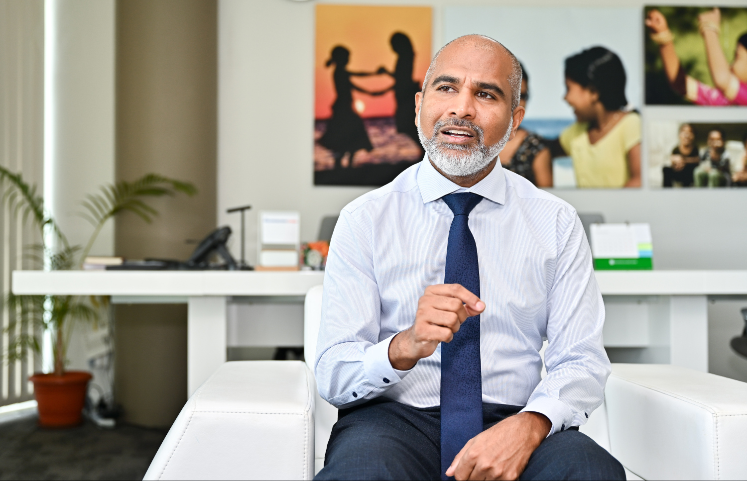 އެޑިޔުކޭޝަން މިނިސްޓަރު އިސްމާއިލް ޝަފީއު "މިހާރު" އަށް އިންޓަވިއުއެއް ދެއްވަނީ. --  ފޮޓޯ: ނިޝާން އަލީ / މިހާރު