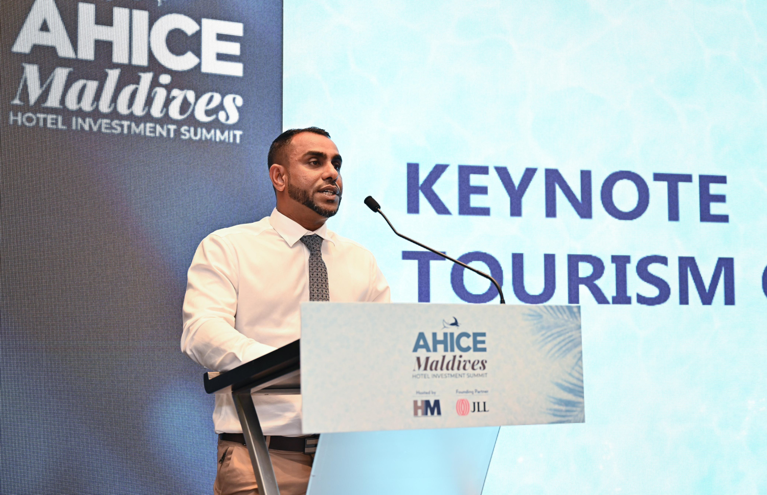 ޓޫރިޒަމް މިނިސްޓަރު ފައިސަލް ވާހަކަދައްކަވަނީ -- ފޮޓޯ: ނިޝާން އަލީ / މިހާރު