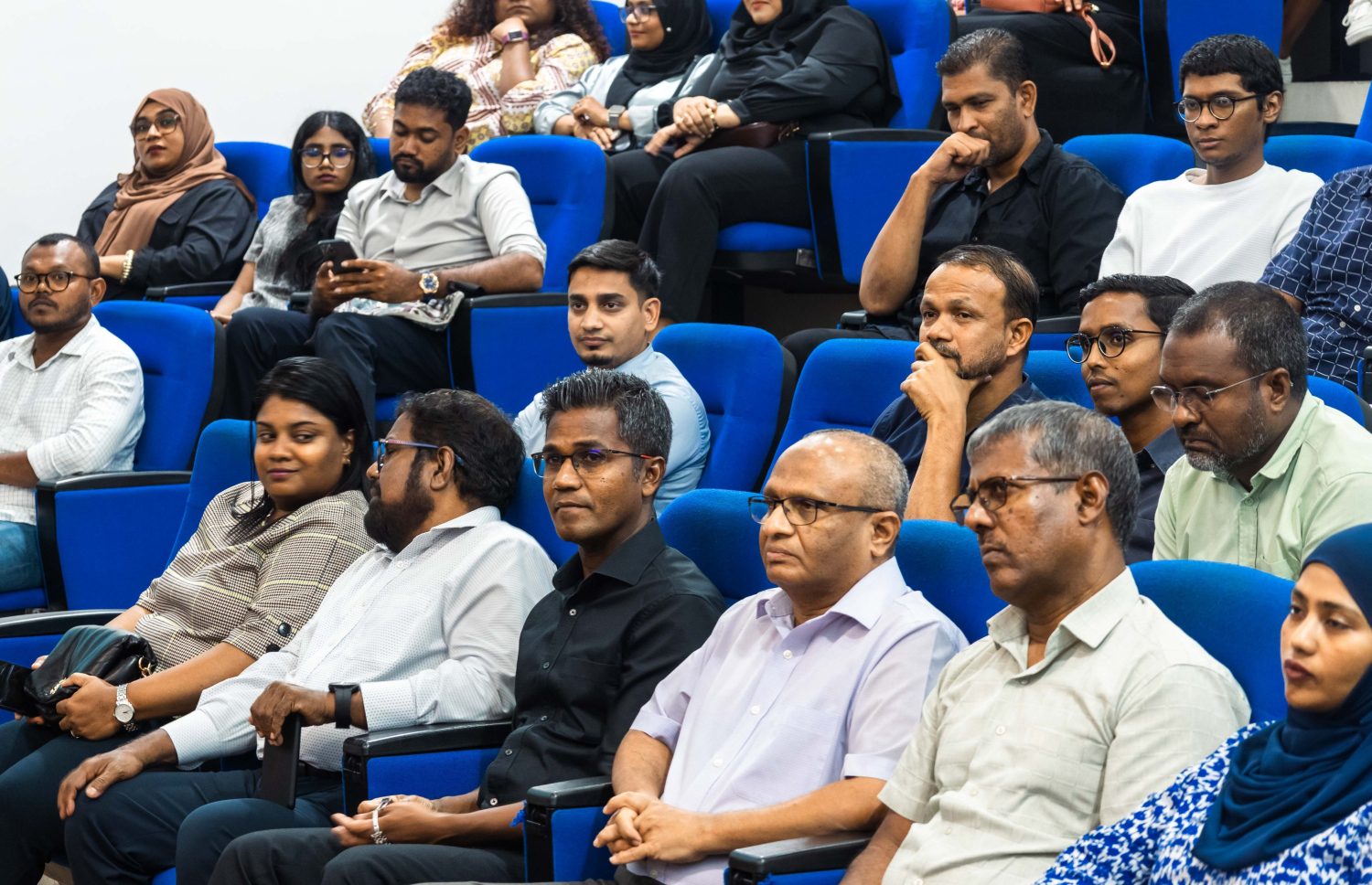 ރޭގެ ފޯރަމްގައި ސުޕްރީމް ކޯޓުގެ ފަނޑިޔާރު ހުސްނުއްސުއޫދާއި ގާނޫނީ ދާއިރާގެ އިސް ބޭފުޅުން ބައިވެރިވެ ވަޑައިގަންނަވަނީ ---ފޮޓޯ/ވިލާ ކޮލެޖް