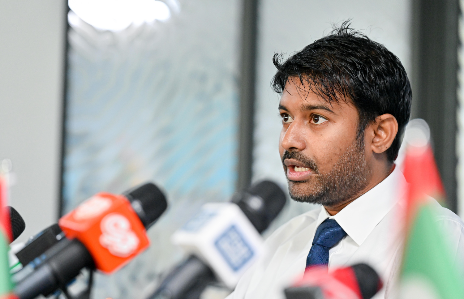 އެމްއެމްޕީއާރްސީގެ މެނޭޖިން ޑިރެކްޓަރު ޝިއުރީ ޕްރެސް ކޮންފަރެންސެއްގައި ވާހަކަ ދައްކަވަނީ -- ފޮޓޯ: މިހާރު