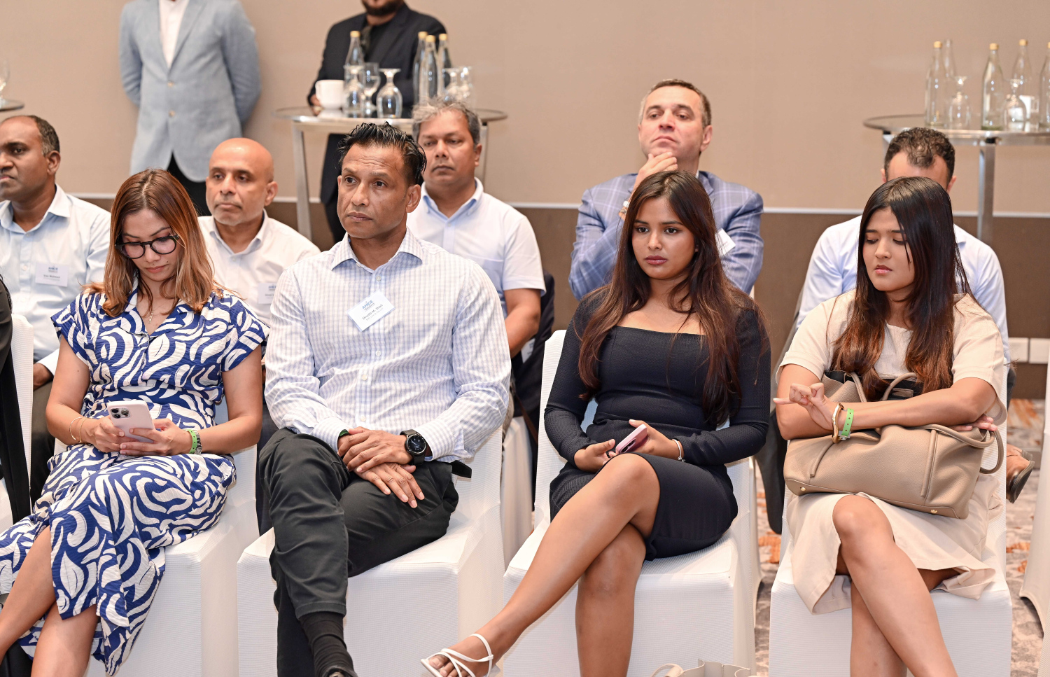 މާލެ- އޮގަސްޓް 7، 2024: އޮސްޓްރޭލިއަން ހޮޓެލް އިންޑަސްޓްރީ ކޮންފަރެންސް އެންޑް އެގްޒިބިޝަން (އަހައިސް) އިން އިންތިޒާމްކޮށްގެން ބޭއްވި "އަހައިސް މޯލްޑިވްސް ހޮޓެލް އިންވެސްޓްމެންޓް ސަމިޓު" ގައި ބައިވެރިވި ބައެއް މީހުން .-- ފޮޓޯ: ނިޝާން އަލީ | މިހާރު