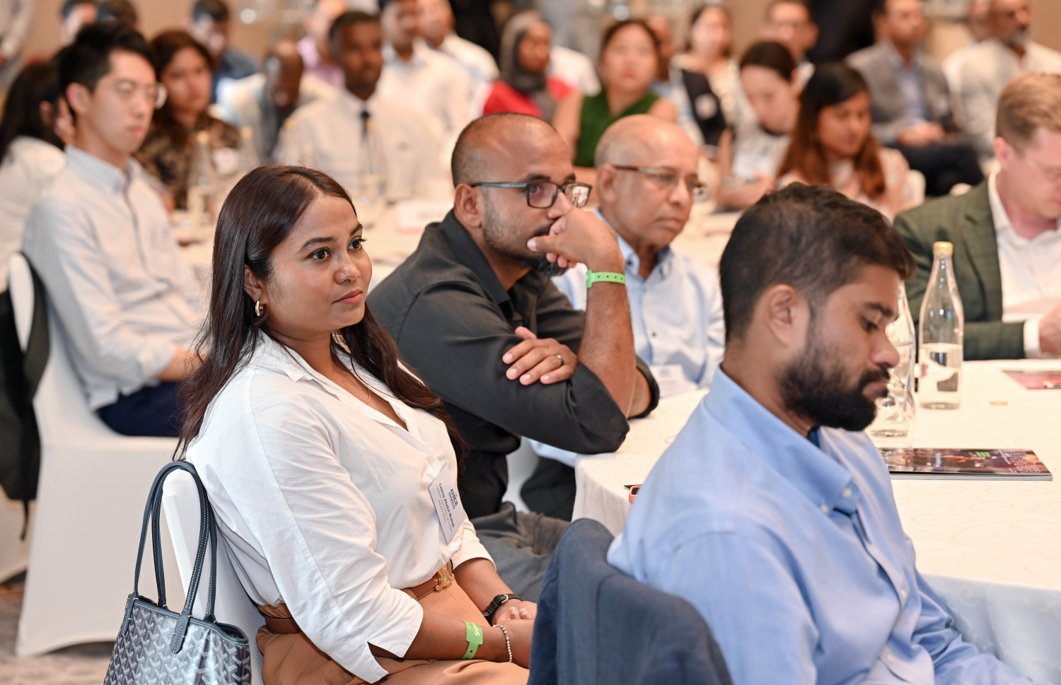 މާލެ- އޮގަސްޓް 7، 2024: އޮސްޓްރޭލިއަން ހޮޓެލް އިންޑަސްޓްރީ ކޮންފަރެންސް އެންޑް އެގްޒިބިޝަން (އަހައިސް) އިން އިންތިޒާމްކޮށްގެން ބޭއްވި "އަހައިސް މޯލްޑިވްސް ހޮޓެލް އިންވެސްޓްމެންޓް ސަމިޓު" ގައި ބައިވެރިވި ބައެއް މީހުން .-- ފޮޓޯ: ނިޝާން އަލީ | މިހާރު