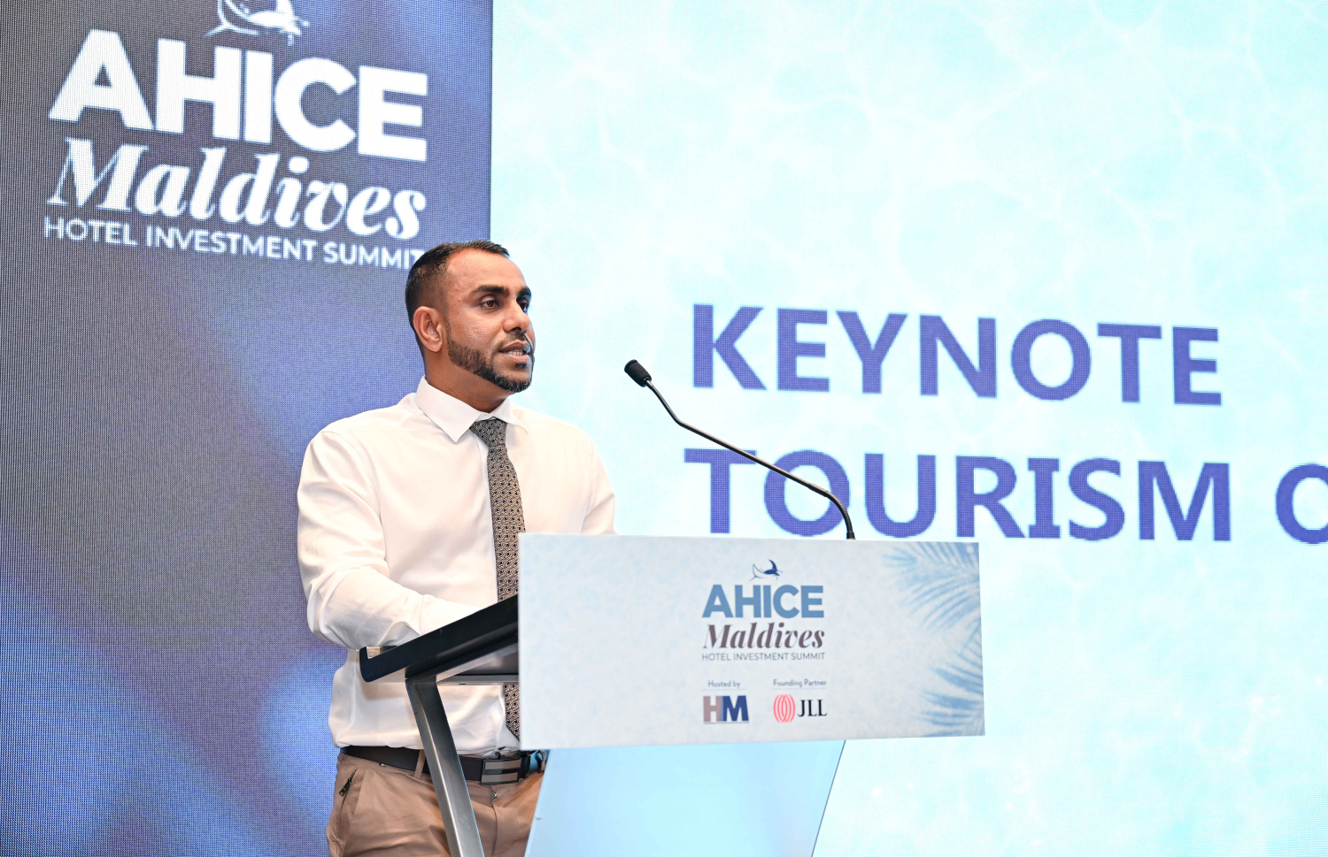 މާލެ- އޮގަސްޓް 7، 2024: އޮސްޓްރޭލިއަން ހޮޓެލް އިންޑަސްޓްރީ ކޮންފަރެންސް އެންޑް އެގްޒިބިޝަން (އަހައިސް) އިން އިންތިޒާމްކޮށްގެން ބޭއްވި "އަހައިސް މޯލްޑިވްސް ހޮޓެލް އިންވެސްޓްމެންޓް ސަމިޓު" ގައި ޓޫރިޒަމް މިނިސްޓަރު އިބްރާހިމް ފައިސަލް ވާހަކަ ދައްކަވަނީ.-- ފޮޓޯ: ނިޝާން އަލީ | މިހާރު