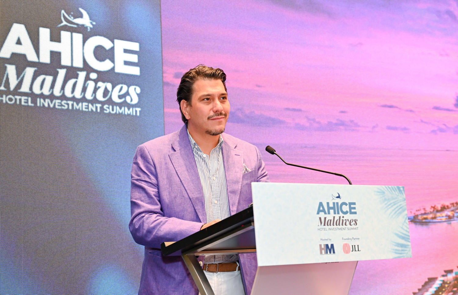 މާލެ- އޮގަސްޓް 7، 2024: އޮސްޓްރޭލިއަން ހޮޓެލް އިންޑަސްޓްރީ ކޮންފަރެންސް އެންޑް އެގްޒިބިޝަން (އަހައިސް) އިން އިންތިޒާމްކޮށްގެން ބޭއްވި "އަހައިސް މޯލްޑިވްސް ހޮޓެލް އިންވެސްޓްމެންޓް ސަމިޓް" ކުރިއަށް ގެންދަނީ.-- ފޮޓޯ: ނިޝާން އަލީ | މިހާރު