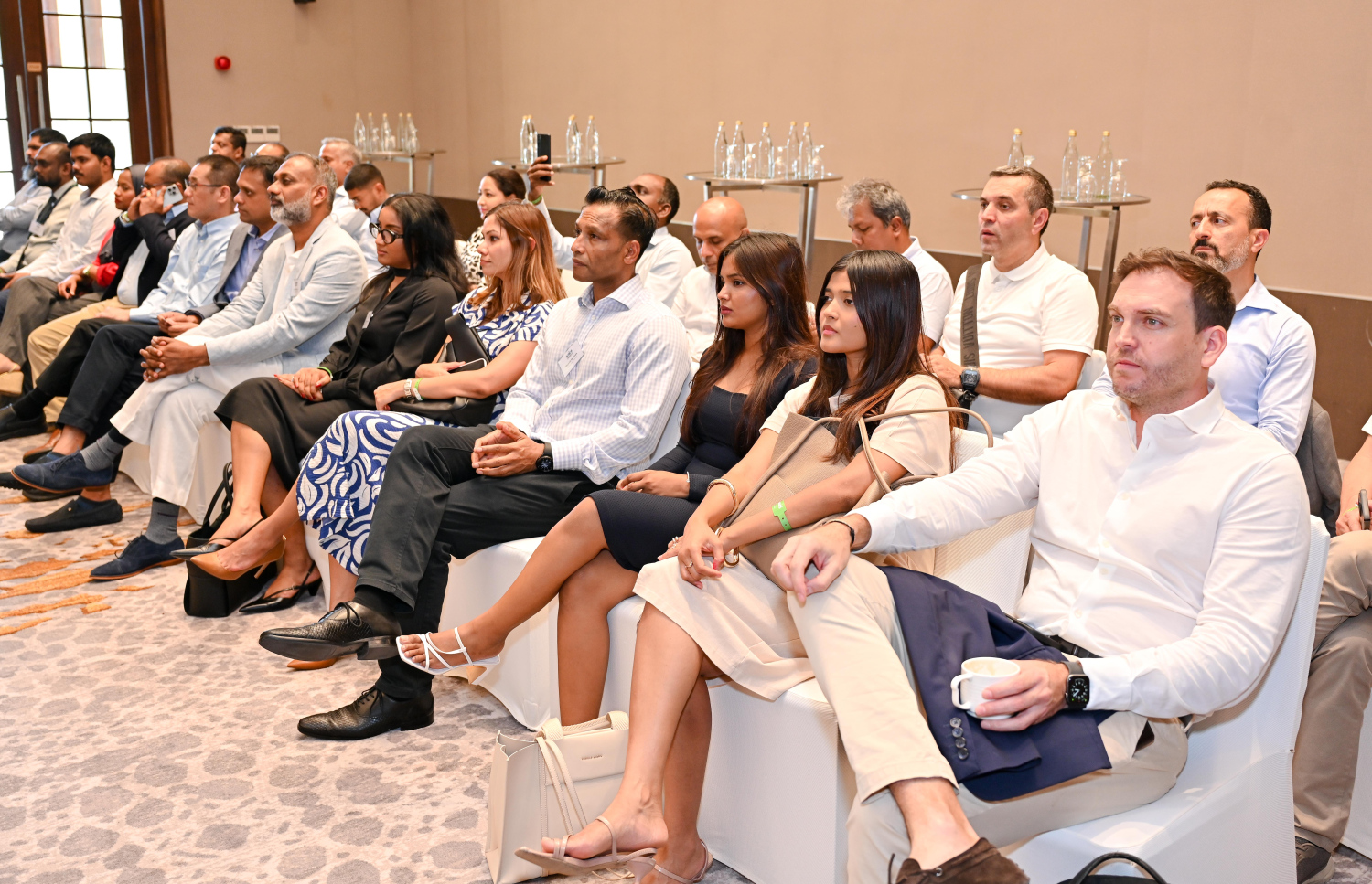 މާލެ- އޮގަސްޓް 7، 2024: އޮސްޓްރޭލިއަން ހޮޓެލް އިންޑަސްޓްރީ ކޮންފަރެންސް އެންޑް އެގްޒިބިޝަން (އަހައިސް) އިން އިންތިޒާމްކޮށްގެން ބޭއްވި "އަހައިސް މޯލްޑިވްސް ހޮޓެލް އިންވެސްޓްމެންޓް ސަމިޓު" ގައި ބައިވެރިވެވަޑައިގެންނެވި ބައެއް މަންދޫބުން.-- ފޮޓޯ: ނިޝާން އަލީ | މިހާރު