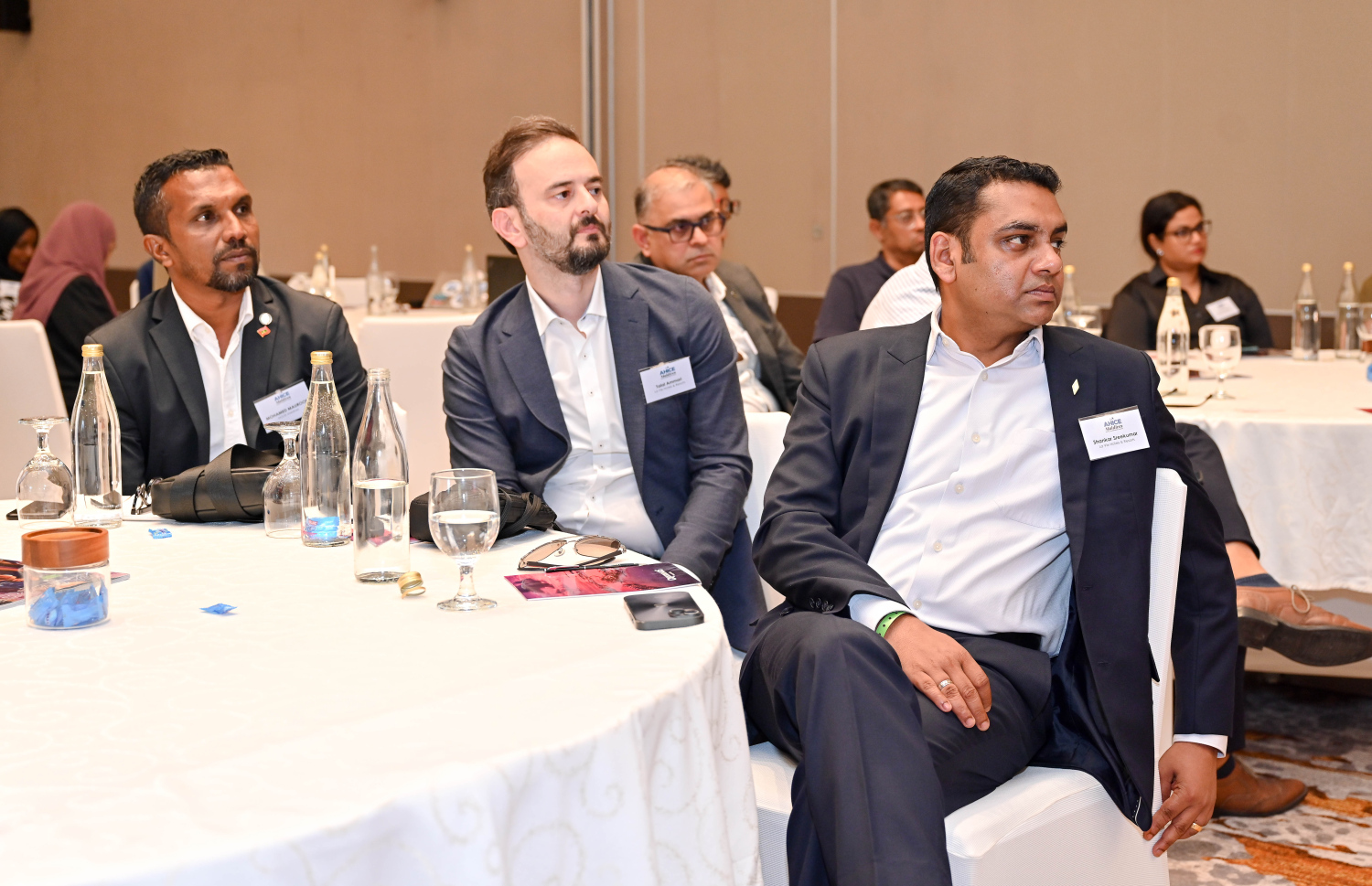 މާލެ- އޮގަސްޓް 7، 2024: އޮސްޓްރޭލިއަން ހޮޓެލް އިންޑަސްޓްރީ ކޮންފަރެންސް އެންޑް އެގްޒިބިޝަން (އަހައިސް) އިން އިންތިޒާމްކޮށްގެން ބޭއްވި "އަހައިސް މޯލްޑިވްސް ހޮޓެލް އިންވެސްޓްމެންޓް ސަމިޓު" ގައި ބައިވެރިވެވަޑައިގެންނެވި ބައެއް މަންދޫބުން.-- ފޮޓޯ: ނިޝާން އަލީ | މިހާރު