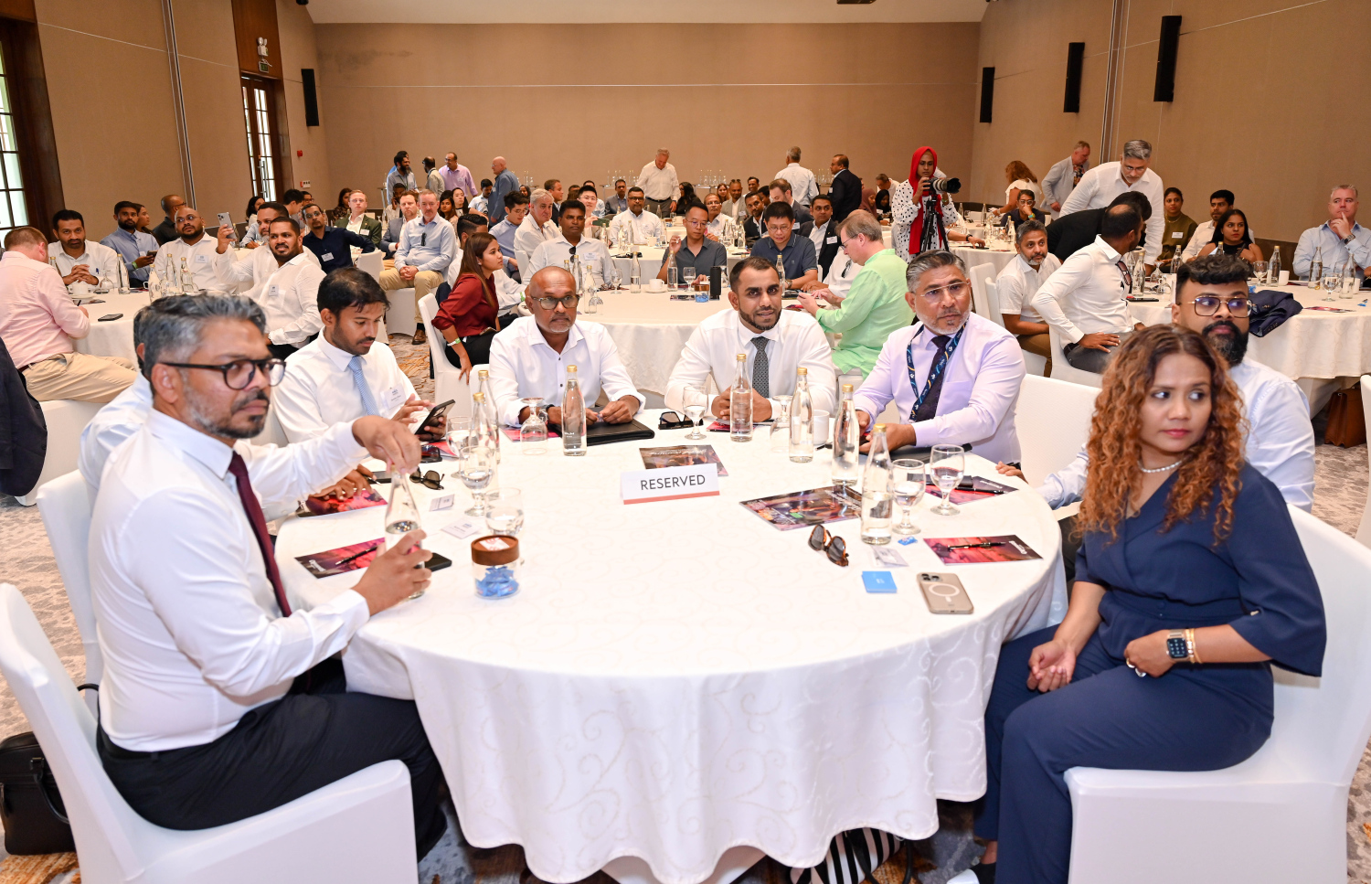 މާލެ- އޮގަސްޓް 7، 2024: އޮސްޓްރޭލިއަން ހޮޓެލް އިންޑަސްޓްރީ ކޮންފަރެންސް އެންޑް އެގްޒިބިޝަން (އަހައިސް) އިން އިންތިޒާމްކޮށްގެން ބޭއްވި "އަހައިސް މޯލްޑިވްސް ހޮޓެލް އިންވެސްޓްމެންޓް ސަމިޓު" ގައި ޓޫރިޒަމް މިނިސްޓަރު އިބްރާހިމް ފައިސަލް އާއި އެމްއޭސީއެލްގެ މެނޭޖިން ޑިރެކްޓަރު ޝަރީފުއާއި ޓޫރިޒަމް ދާއިރާގެ އިސް ބޭފުޅުން ބައިވެރިވެވަޑައިގަންނަވަނީ.-- ފޮޓޯ: ނިޝާން އަލީ | މިހާރު