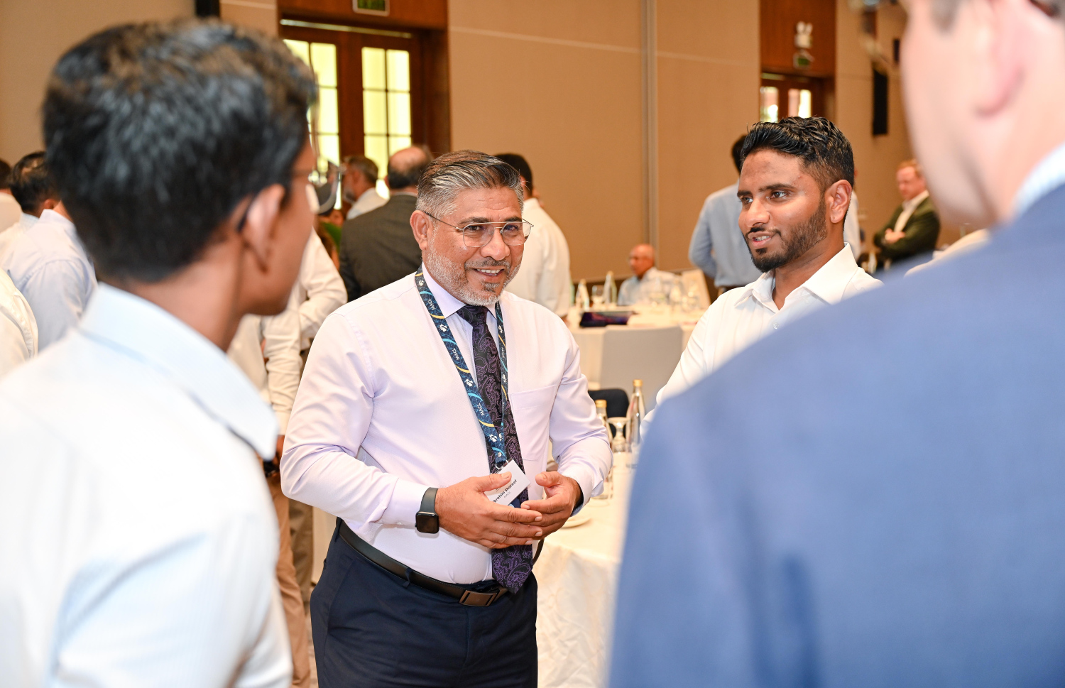 މާލެ- އޮގަސްޓް 7، 2024: އޮސްޓްރޭލިއަން ހޮޓެލް އިންޑަސްޓްރީ ކޮންފަރެންސް އެންޑް އެގްޒިބިޝަން (އަހައިސް) އިން އިންތިޒާމްކޮށްގެން ބޭއްވި "އަހައިސް މޯލްޑިވްސް ހޮޓެލް އިންވެސްޓްމެންޓް ސަމިޓު" ގައި އެމްއޭސީއެލްގެ މެނޭޖިން ޑިރެކްޓަރު ޝަރީފު ބައިވެރިވެވަޑައިގަންނަވަނީ.-- ފޮޓޯ: ނިޝާން އަލީ | މިހާރު