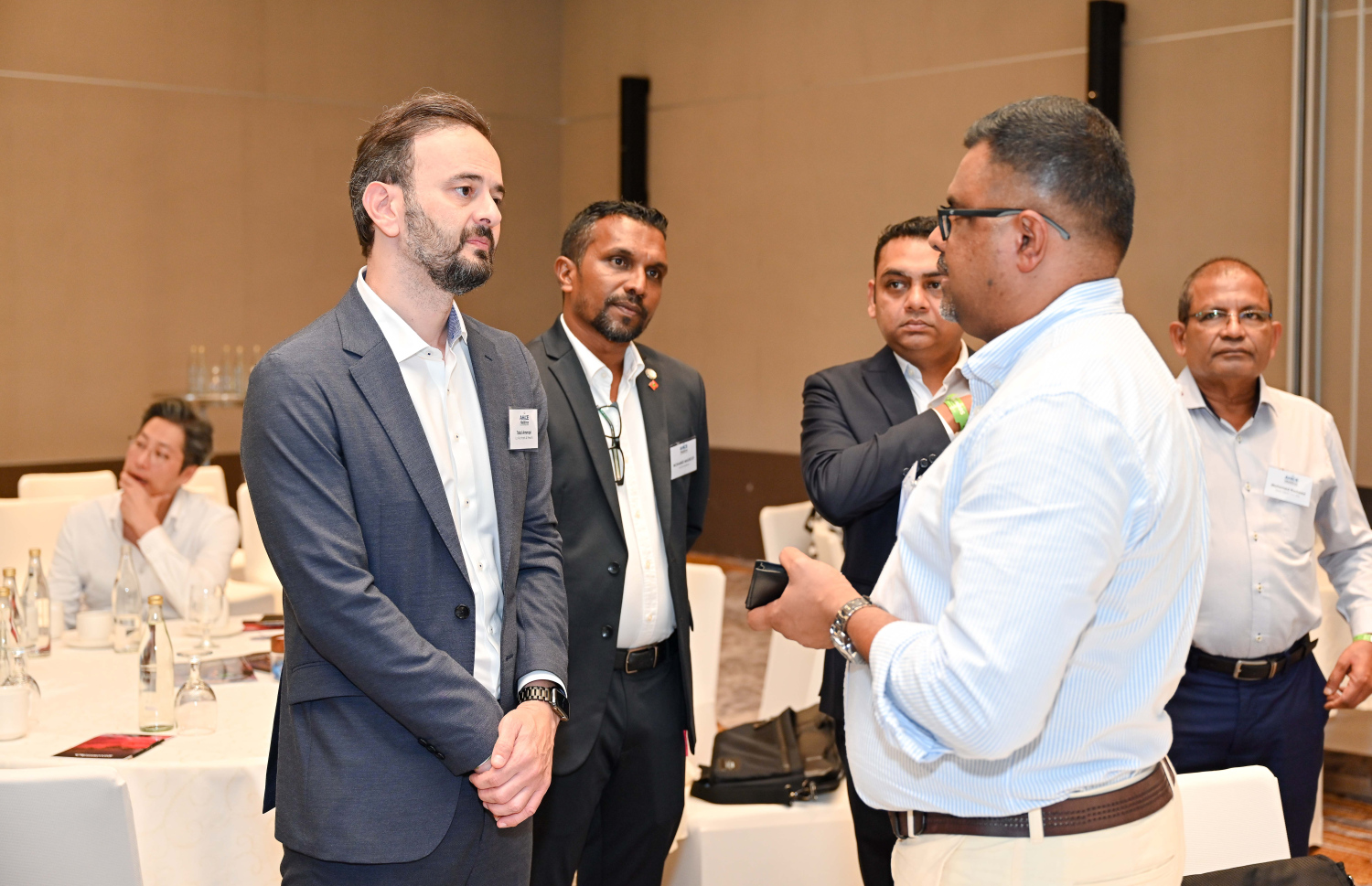 މާލެ- އޮގަސްޓް 7، 2024: އޮސްޓްރޭލިއަން ހޮޓެލް އިންޑަސްޓްރީ ކޮންފަރެންސް އެންޑް އެގްޒިބިޝަން (އަހައިސް) އިން އިންތިޒާމްކޮށްގެން ބޭއްވި "އަހައިސް މޯލްޑިވްސް ހޮޓެލް އިންވެސްޓްމެންޓް ސަމިޓު" ގައި ބައިވެރިވި ބައެއް މީހުން .-- ފޮޓޯ: ނިޝާން އަލީ | މިހާރު