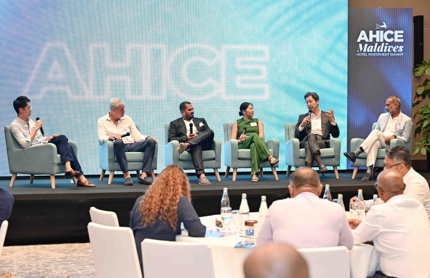 މާލެ- އޮގަސްޓް 7، 2024: އޮސްޓްރޭލިއަން ހޮޓެލް އިންޑަސްޓްރީ ކޮންފަރެންސް އެންޑް އެގްޒިބިޝަން (އަހައިސް) އިން އިންތިޒާމްކޮށްގެން ބޭއްވި "އަހައިސް މޯލްޑިވްސް ހޮޓެލް އިންވެސްޓްމެންޓް ސަމިޓު" ގައި ޕެނަލް ޑިސްކަޝަނެއް ކުރިއަށް ގެންދަނީ.-- ފޮޓޯ: ނިޝާން އަލީ | މިހާރު