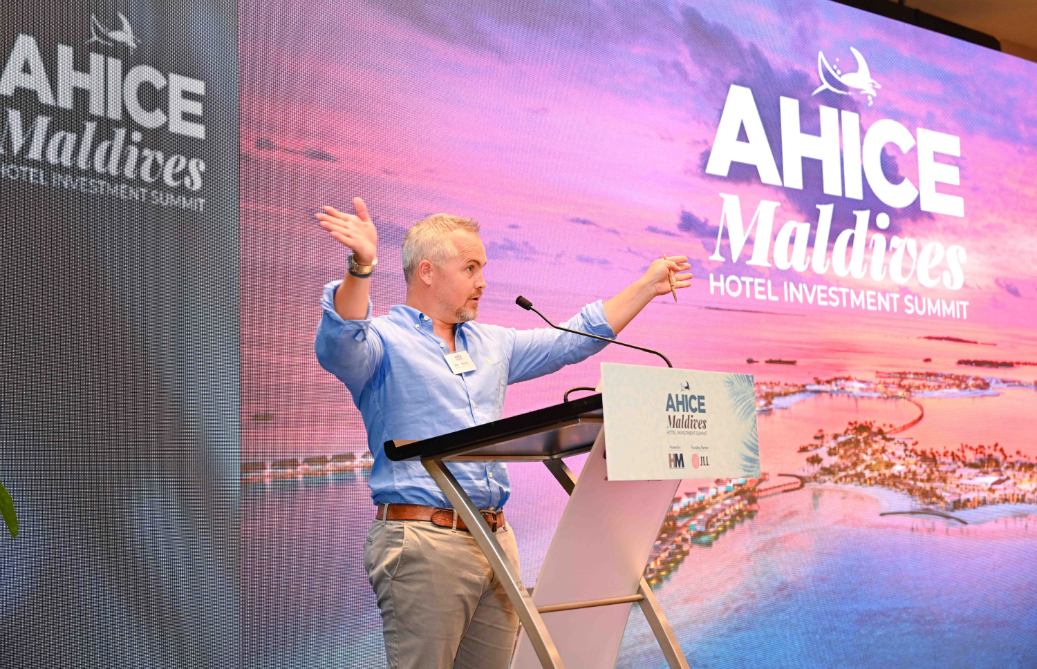 މާލެ- އޮގަސްޓް 7، 2024: އޮސްޓްރޭލިއަން ހޮޓެލް އިންޑަސްޓްރީ ކޮންފަރެންސް އެންޑް އެގްޒިބިޝަން (އަހައިސް) އިން އިންތިޒާމްކޮށްގެން ބޭއްވި "އަހައިސް މޯލްޑިވްސް ހޮޓެލް އިންވެސްޓްމެންޓް ސަމިޓު" ގައި މަންދޫބަކު ވާހަކަ ދައްކަވަނީ.-- ފޮޓޯ: ނިޝާން އަލީ | މިހާރު