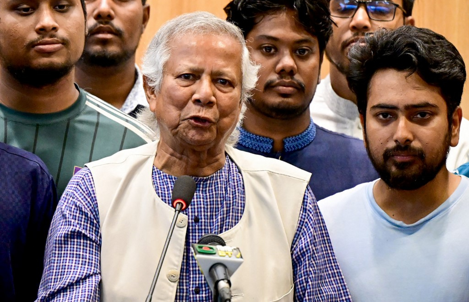 ބަންގްލާދޭޝްގެ ވަގުތީ ސަރުކާރުގެ ވެރިޔާ މުހައްމަދު ޔޫނުސް  އިއްޔެ މަގާމުގެ ހުވާކުރެއްވުމަށް ފަހު، ވަގުތީ ސަރުކާރުގެ އޮފިޝަލުންނާ އެކު ވާހަކަ ދައްކަވަނީ. -- ފޮޓޯ: އޭއެފްޕީ