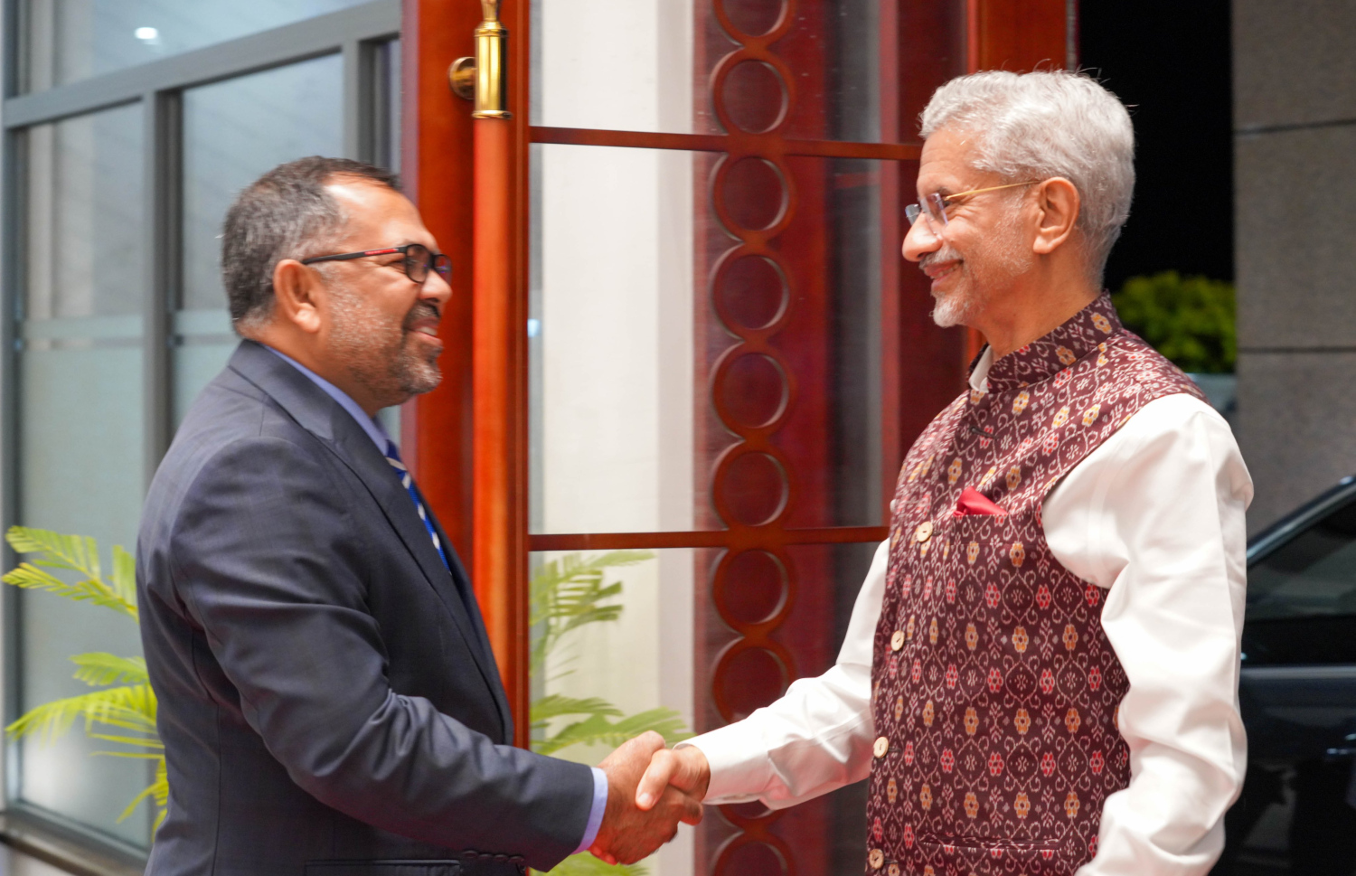 އިންޑިއާގެ އެކްސްޓާނަލް އެފެއާޒް މިނިސްޓަރު ޖައިޝަންކަރު ފޮރިން މިނިސްޓްރީ އަށް ވަޑައިގަތުމުން މިނިސްޓަރު ޒަމީރު މަރުހަބާ ދަންނަވަނީ.--- ފޮޓޯ: ފޮރިން މިނިސްޓްރީ