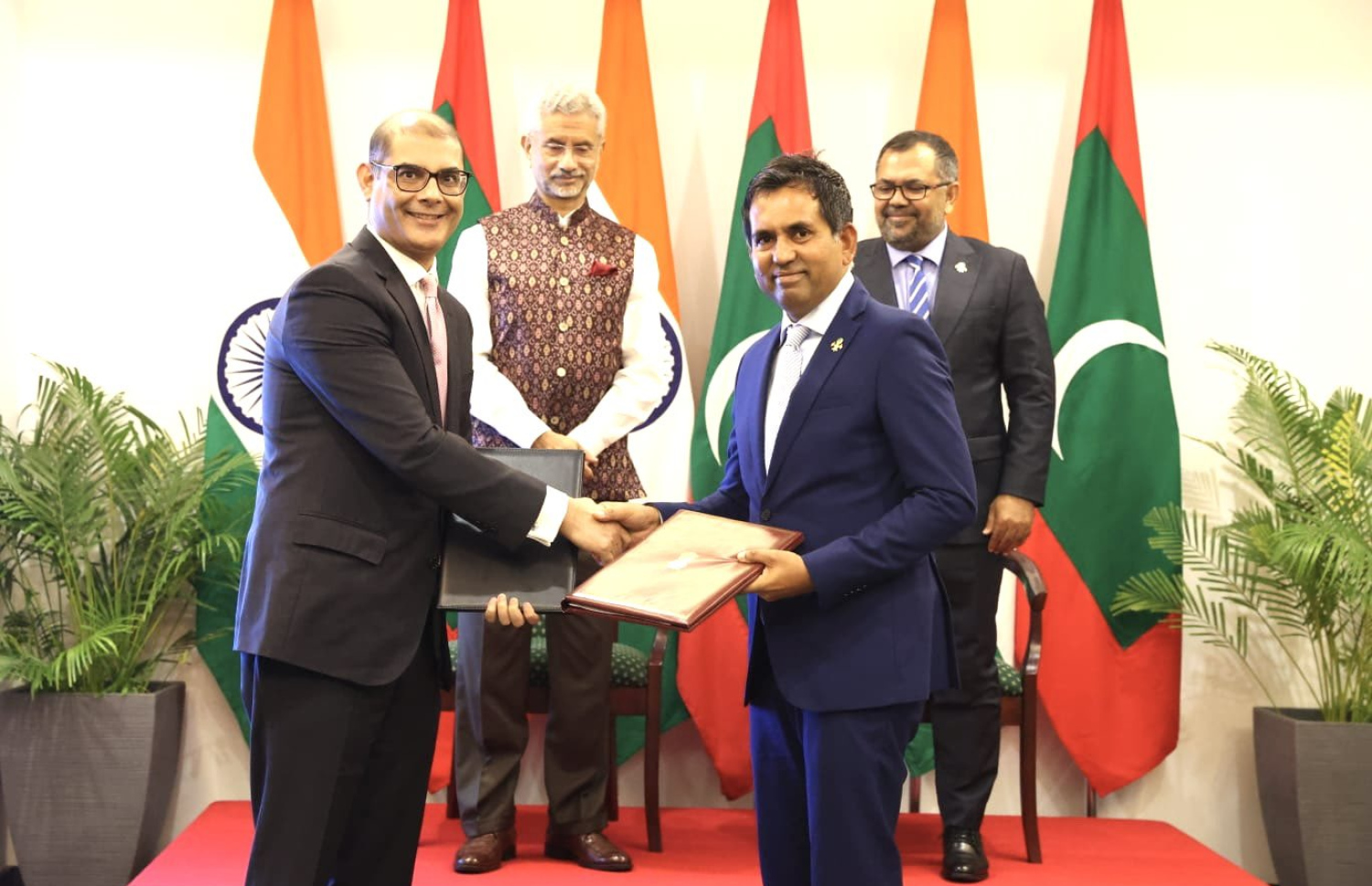 ރާއްޖެ އަށް ޔޫޕީއައި ގެނައުމަށްޓަކައި އިންޑިއާ އާއި ރާއްޖޭގެ ސަރުކާރުގެ ފަރާތުން އެމްއޯޔޫ ބަދަލުކުރައްވަނީ: މި އެމްއޯޔޫގައި ދެ ސަރުކާރުގެ މަންދޫބުން ސޮއިކުރެއްވީ އިންޑިއާގެ އެކްސްޓާނަލް އެފެއާޒް މިނިސްޓަރު ޖައިޝަންކަރު ރާއްޖެއަށް ކުރައްވަމުން ގެންދަވާ ދަތުރުގައި -- ފޮޓޯ: އިންޑިއާ ހައިކޮމިޝަން