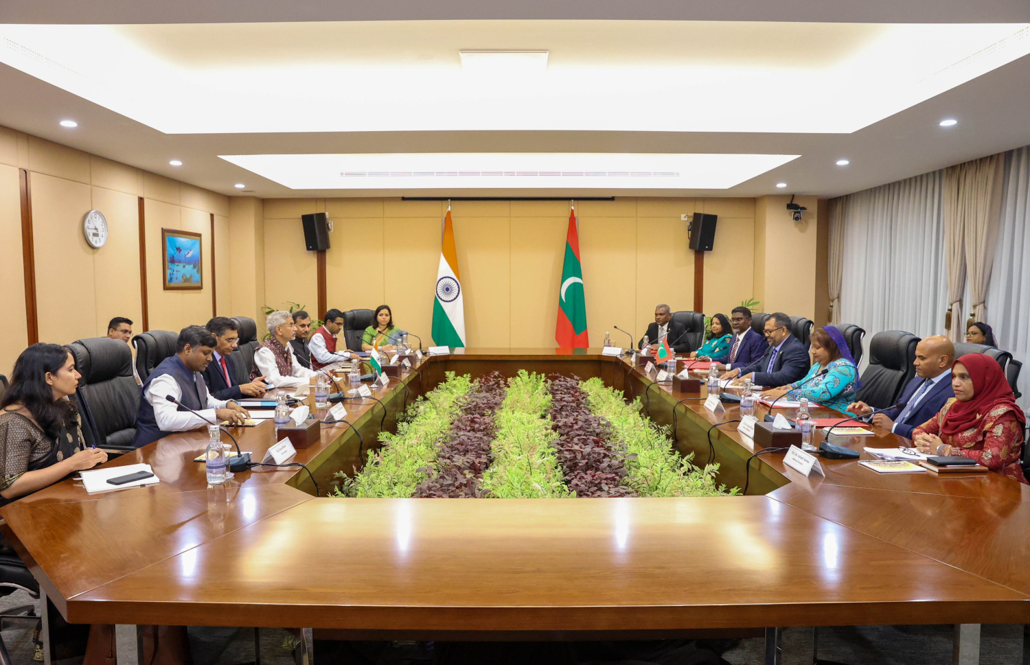 އިންޑިއާގެ އެކްސްޓާނަލް އެފެއާޒް މިނިސްޓަރު ޖައިޝަންކަރުގެ ދަތުރުގައި، ރާއްޖެ އާއި އިންޑިއާ އިން ދެ ގައުމުގެ ރަސްމީ ވާހަކަތައް ބާއްވަނީ .---ފޮޓޯ: ފޮރިން މިނިސްޓްރީ