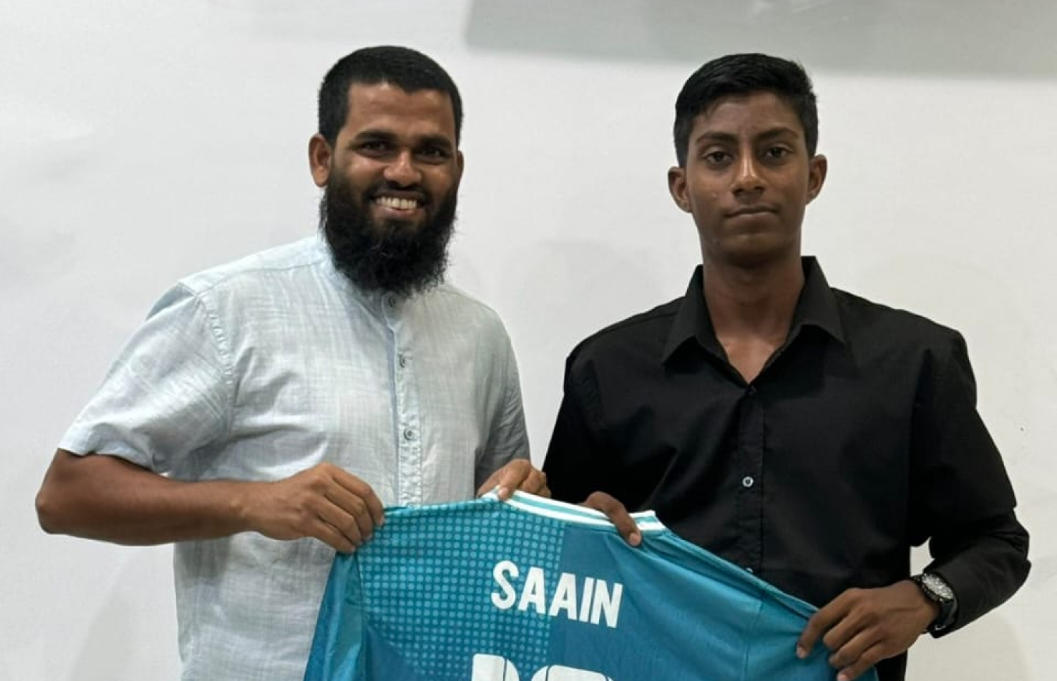 ގައުމީ ޓީމުގެ ކުރީގެ ކެޕްޓަން އަކުރަމް (ވ) އާ އެކު ސާއިން