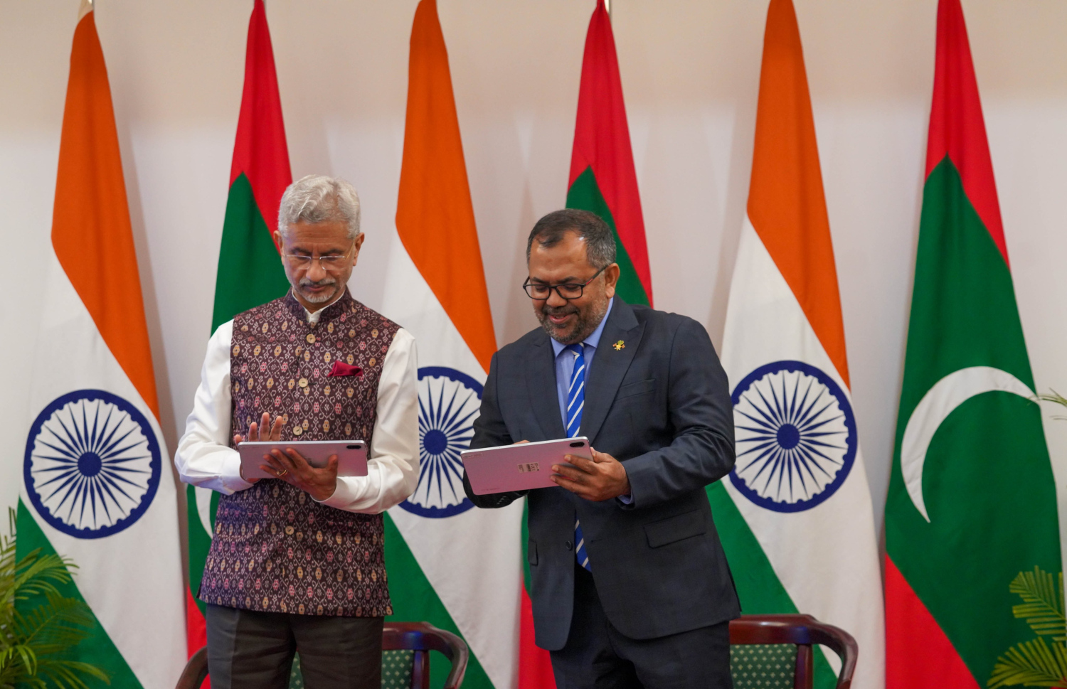 ރާއްޖޭގެ ފޮރިން މިނިސްޓަރު ޒަމީރާއި އިންޑިއާގެ އެކްސްޓާނަލް އެފެއާޒް މިނިސްޓަރު ޖައިޝަންކަރު، އިންޑިއާގެ އެހީގައި ރާއްޖޭގައި ހިންގާނެ ބައެއް މަޝްރޫއުތައް އިފުތިތާހު ކޮށްދެއްވަނީ.---ފޮޓޯ: ފޮރިން މިނިސްޓްރީ