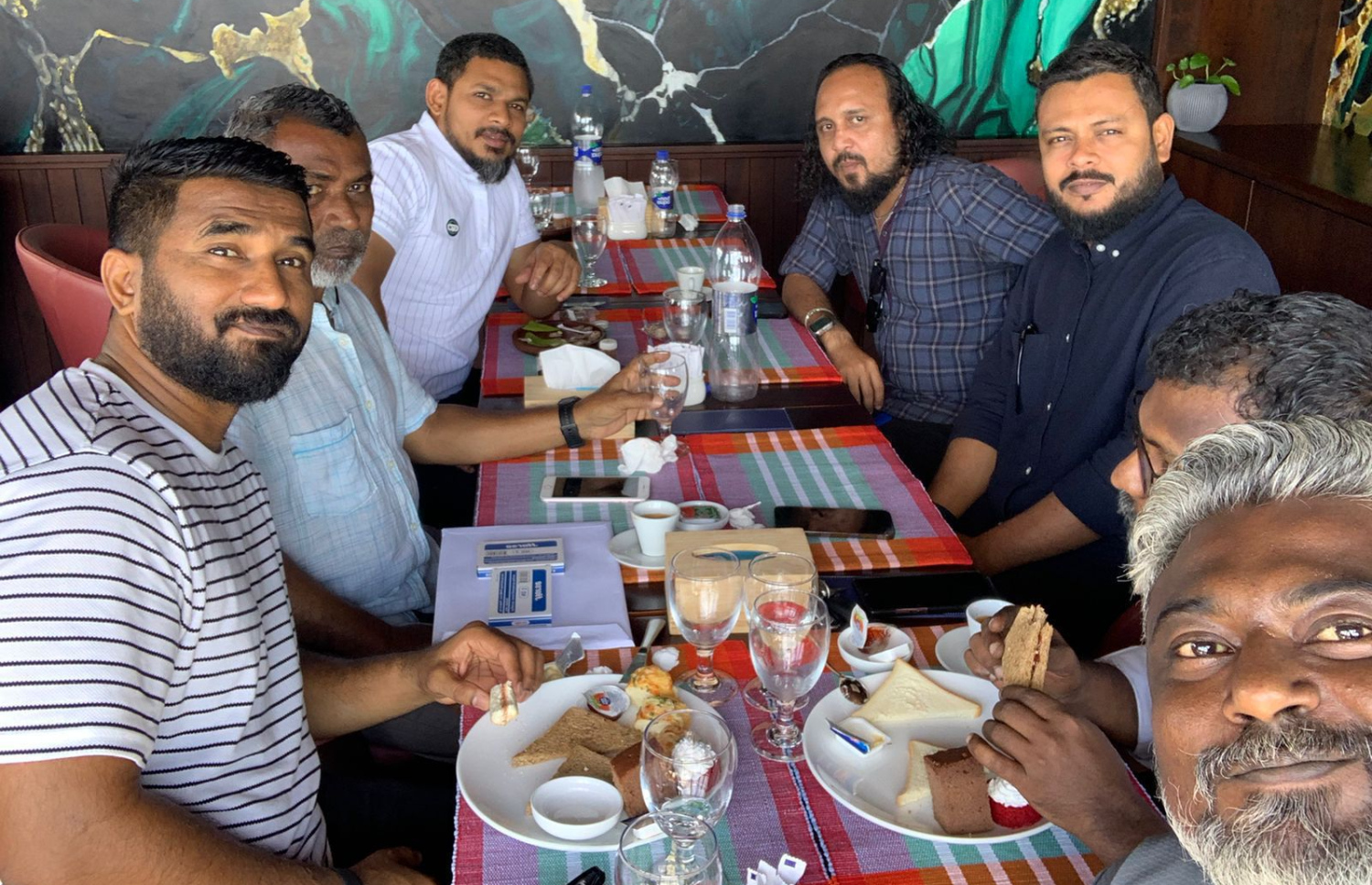 ޕީޕީއެމް މެންބަރުންނާ އެކު ގިނަ ބަޔަކު ޕީއެންސީއަށް ވެއްދުމަށް މިހާރު އެ ޕާޓީން ފަށައިގެން އުޅޭ ހަރަކާތުގެ ޓީމެއް.-- ފޮޓޯ: ޕީއެންސީ