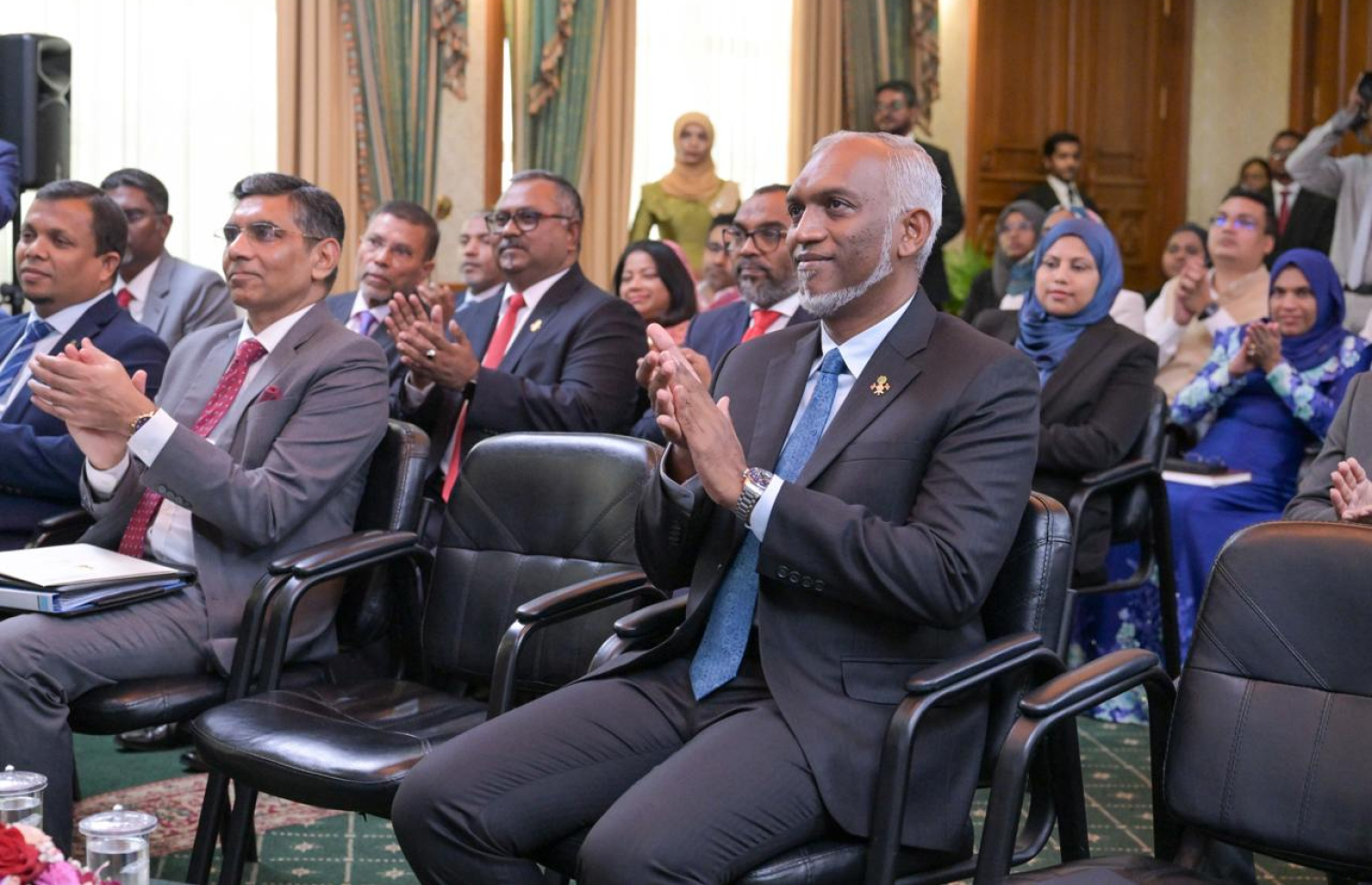 އިންޑިއާގެ އެހީގައި 28 ރަށެއްގެ ފެނާއި ނަރުދަމާ ނިންމައި ދިވެހި ސަރުކާރާ ހަވާލުކުރުމަށް ރައީސް އޮފީހުގައި ބޭއްވި ރަސްމިއްޔާތުގައި ރައީސް މުއިއްޒު ބައިވެރިވެވަޑައިގަންނަވަނީ -- ފޮޓޯ: ރައީސް އޮފީސް