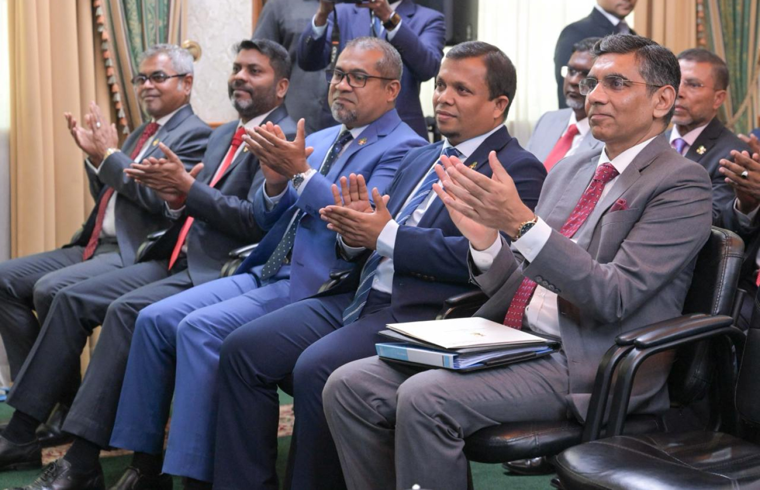 އިންޑިއާގެ އެހީގައި 28 ރަށެއްގެ ފެނާއި ނަރުދަމާ ނިންމައި ދިވެހި ސަރުކާރާ ހަވާލުކުރުމަށް ރައީސް އޮފީހުގައި ބޭއްވި ރަސްމިއްޔާތުގައި އިންޑިއާ ހައިކޮމިޝަނަރު މުނޫ މަހާވަރު އާއި ދިވެހި ސަރުކާރުގެ ބައެއް މިނިސްޓަރުން ބައިވެރިވެވަޑައިގަންނަވަނީ -- ފޮޓޯ: ރައީސް އޮފީސް