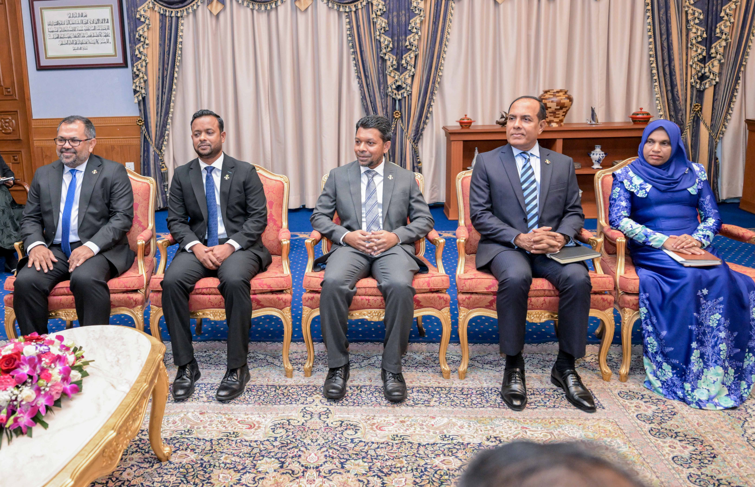 ރައީސް މުއިއްޒާއި އިންޑިއާގެ އެކްސްޓާނަލް އެފެއާޒް މިނިސްޓަރު ޖައިޝަންކަރު މިއަދު ބޭއްވެވި ބައްދަލުވުމުގައި ބައިވެރިވެވަޑައިގެންނެވި ދިވެހި ސަރުކާރުގެ މަންދޫބުން.---ފޮޓޯ: ރައީސް އޮފީސް