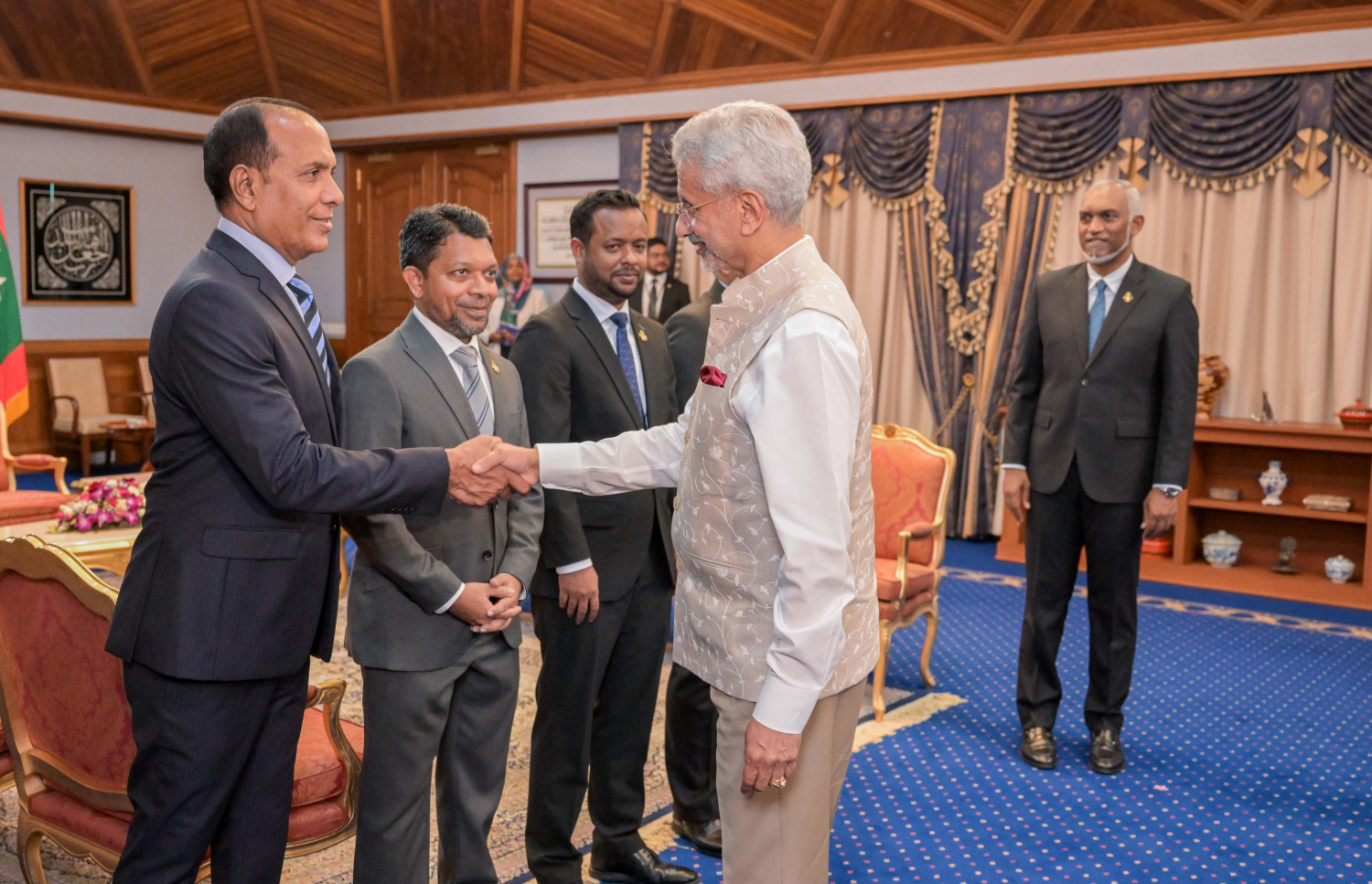 ރައީސް މުއިއްޒާއި އިންޑިއާގެ އެކްސްޓާނަލް އެފެއާޒް މިނިސްޓަރު ޖައިޝަންކަރު މިއަދު ބޭއްވެވި ބައްދަލުވުމުގައި، ދިވެހި ސަރުކާރުގެ ބައެއް އިސްވެރިންނާ ޖައިޝަންކަރު މިއަދު ސަލާން ކުރައްވަނީ.---ފޮޓޯ: ރައީސް އޮފީސް