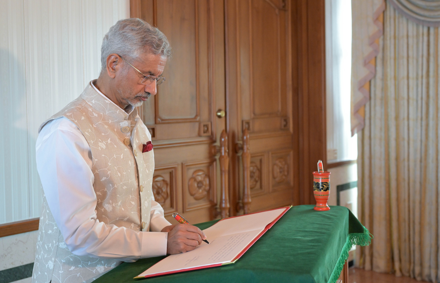 އިންޑިއާގެ އެކްސްޓާނަލް އެފެއާޒް މިނިސްޓަރު ޖައިޝަންކަރު ރައީސް އޮފީހަށް ވަޑައިގެން މެހުމާނުން ސޮއިކުރައްވާ ފޮތުގައި މިއަދު ލިޔުއްވަނީ: ރައީސް މުއިއްޒާ މިއަދު ބައްދަލުކުރެއްވި.---ފޮޓޯ: ރައީސް އޮފީސް