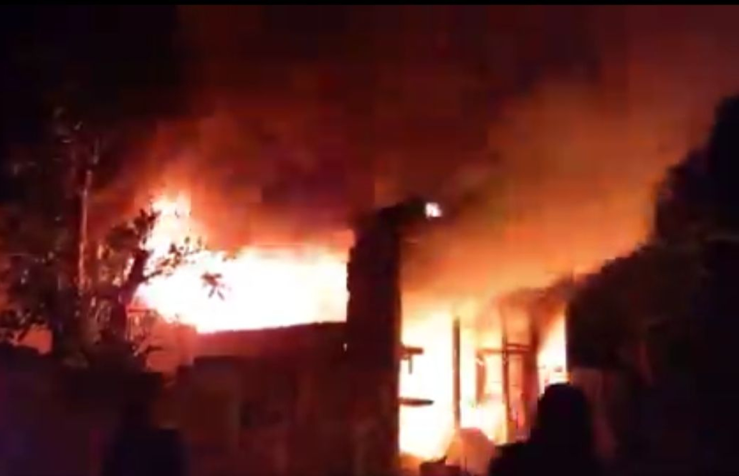 ހަންޏާމީދޫގެ ގެއެއްގައި އަލިފާން ރޯވެ އަނދަނީ.،-- ފޮޓޯ: އެންޑީއެމްއޭ