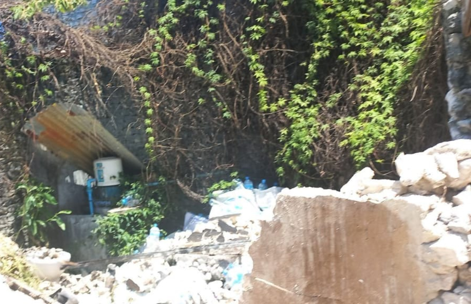 ހަންޏާމީދޫގެ ގެއެއްގައި އަލިފާން ރޯވެ، އެއްކޮށް އަނދާ ހުލިވެ، ބިމާހަމަވެފައި.،-- ފޮޓޯ: އެންޑީއެމްއޭ