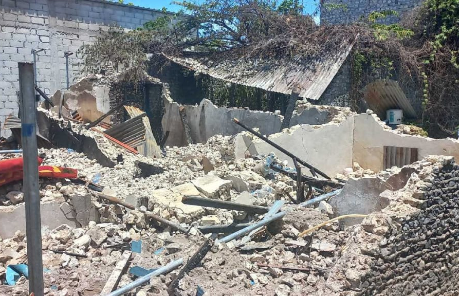 ހަންޏާމީދޫގެ ގެއެއްގައި އަލިފާން ރޯވެ، އެއްކޮށް އަނދާ ހުލިވެ، ބިމާހަމަވެފައި.،-- ފޮޓޯ: އެންޑީއެމްއޭ