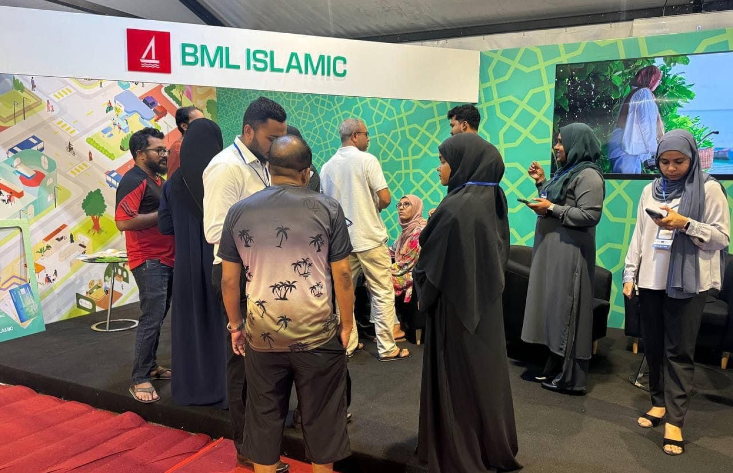 ލިވިން އެކްސްޕޯގައި ބަޔަކު ބީއެމްއެލް އިސްލާމިކްގެ ސްޓޯލަށް ޒިޔާރަތް ކުރަނީ