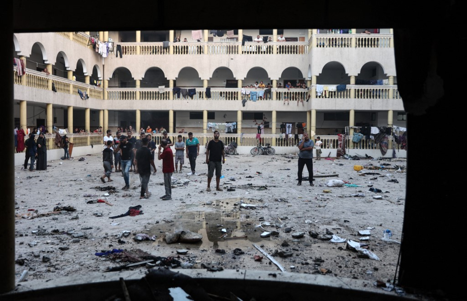 އިޒްރޭލުން ހަމަލާދިން ޣައްޒާގެ ސްކޫލްގެ ގޯތިތެރޭ ބަޔަކު މަޑުކޮށްލައިގެން: ހަމަލާގައި ޝަހީދުވި އަދަދު ވަނީ 100 އަށް އަރާނެ ކަމަށް ބެލެވޭ. -- ފޮޓޯ: އޭއެފްޕީ