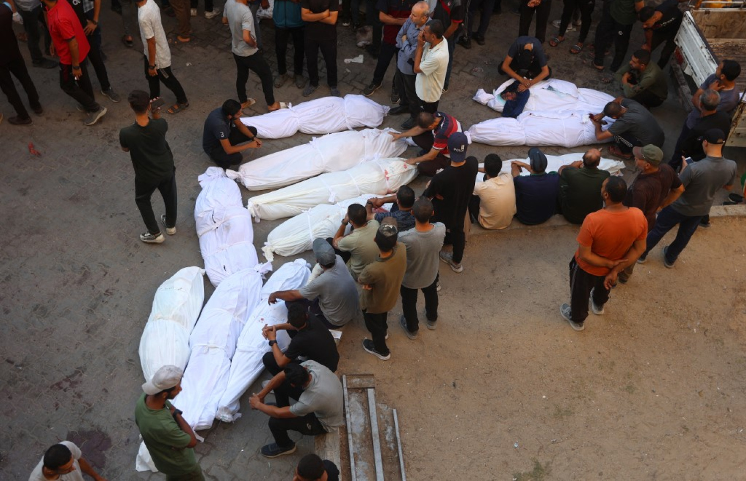 އިޒްރޭލުން ފަލަސްތީނުގެ ޣައްޒާއަށް ދިން ހަމަލާއެއްގައި ޝަހީދުވި ބައެއްގެ ހަށިތަކުގެ ކައިރިއަށް މީހުން ޖަމާވެފައި. -- ފޮޓޯ: އޭއެފްޕީ