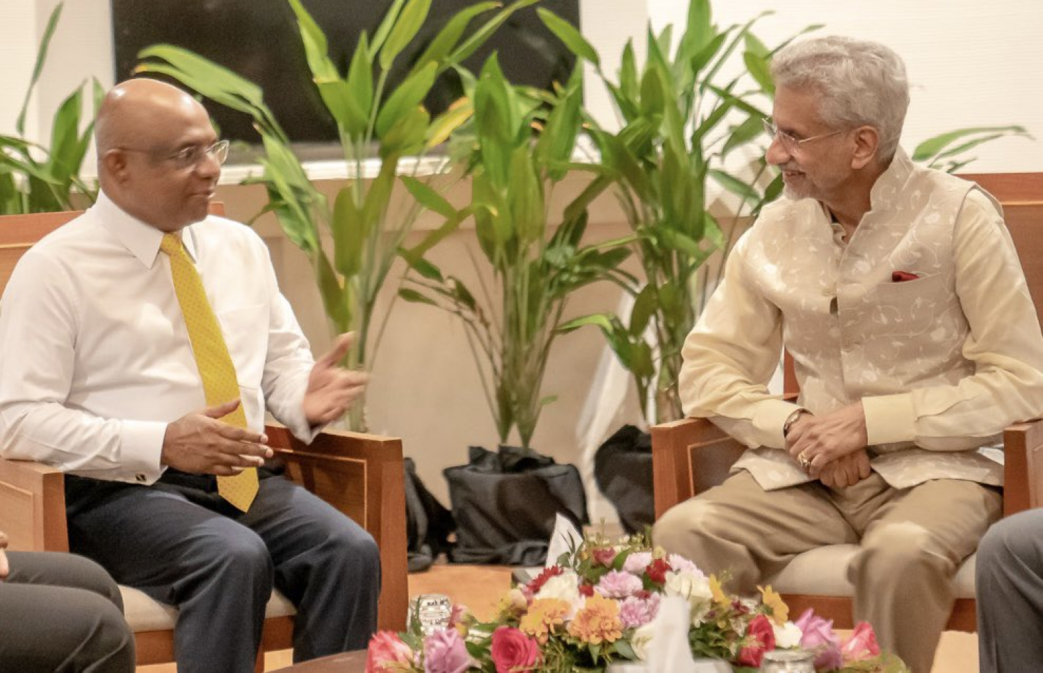 އިންޑިއާގެ އެކްސްޓާނަލް އެފެއާޒް މިނިސްޓަރު ޖަައިޝަންކަރު އިދިކޮޅު އެމްޑީޕީ ރައީސް އަދި ކުރީގެ ފޮރިން މިނިސްޓަރު އަބްދުﷲ ޝާހިދާ ބައްދަލުކުރައްވަނީ: ޖައިޝަންކަރު ވަނީ ރާއްޖޭގެ އެންމެ ބޮޑު އިދިކޮޅު ޕާޓީ އެމްޑީޕީގެ އިސްވެރިންނާ ވެސް ބައްދަލުކުރައްވާފައި.--- ފޮޓޯ: އެމްޑީޕީ